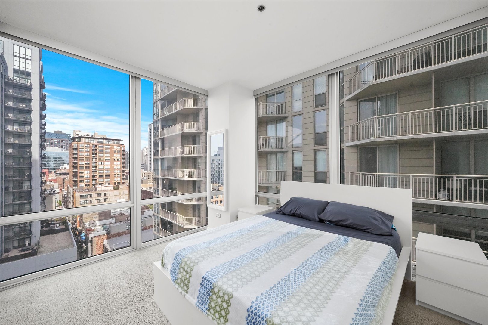 653 N Kingsbury Street Unit: 1207