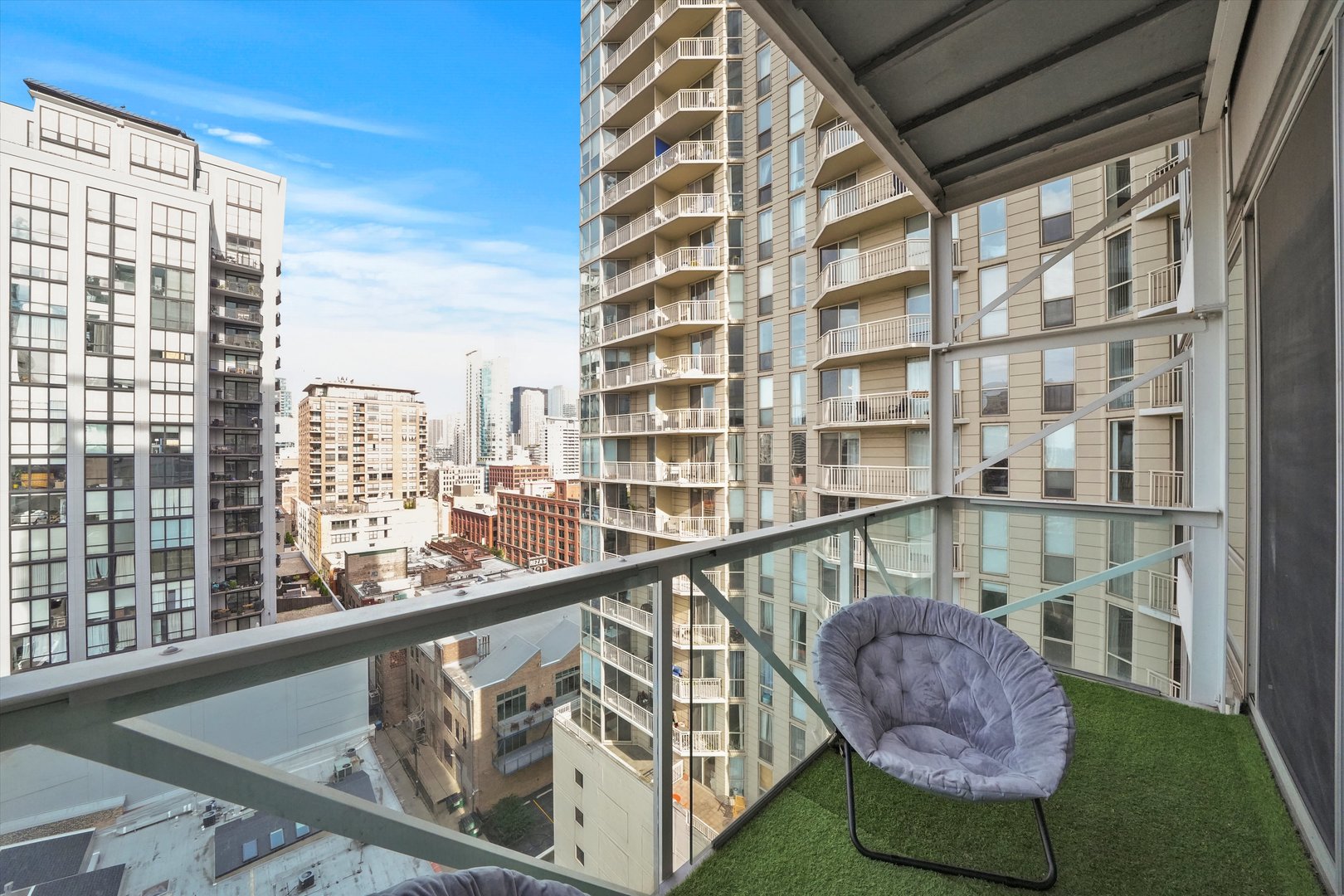 653 N Kingsbury Street Unit: 1207