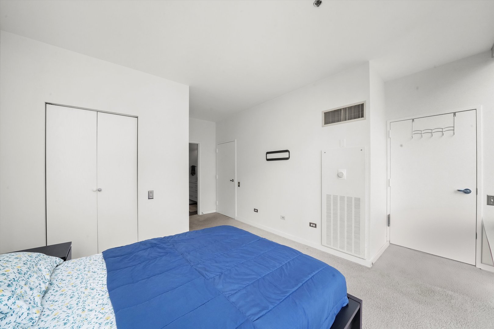 653 N Kingsbury Street Unit: 1207