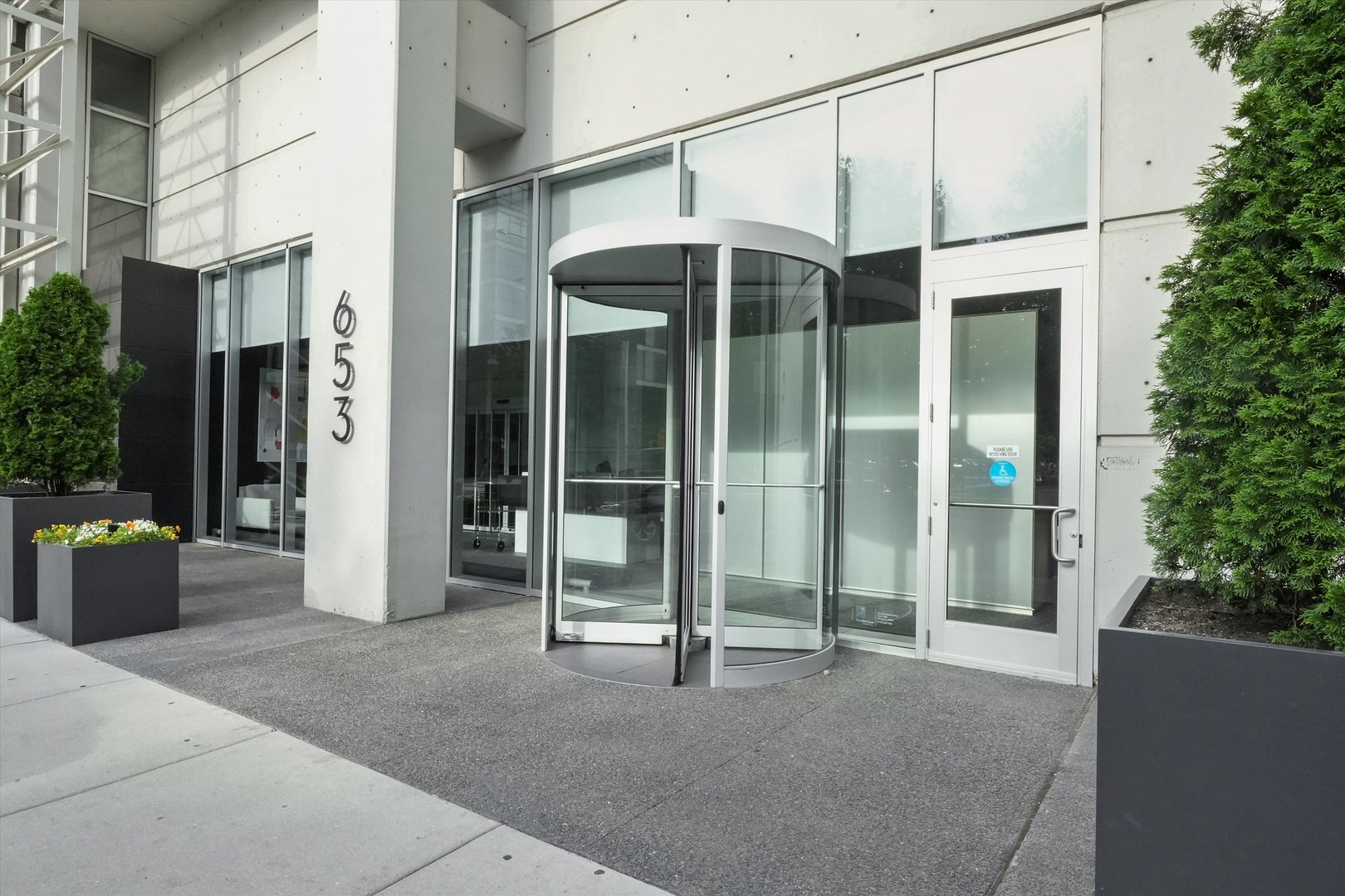 653 N Kingsbury Street Unit: 1207