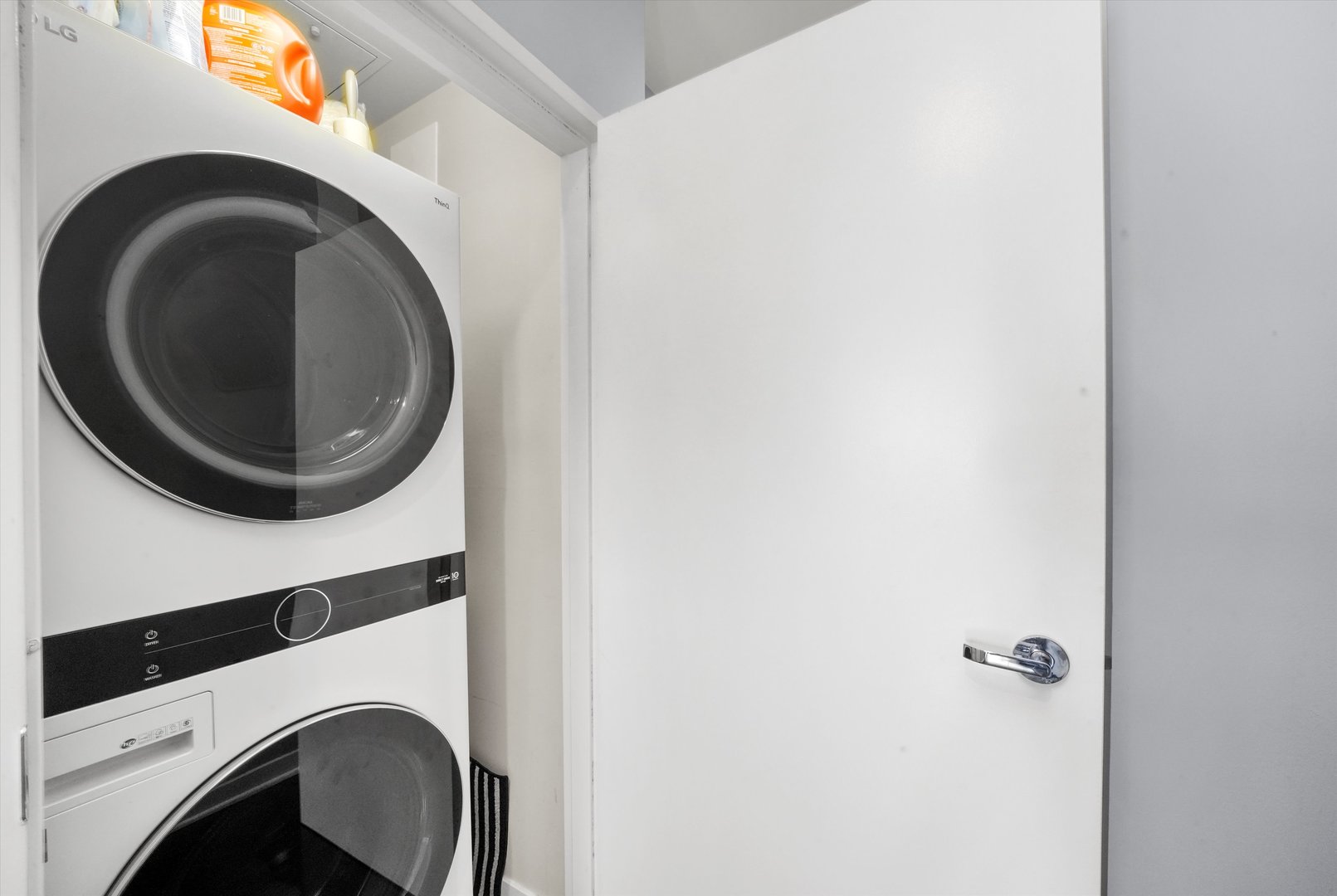 653 N Kingsbury Street Unit: 1207