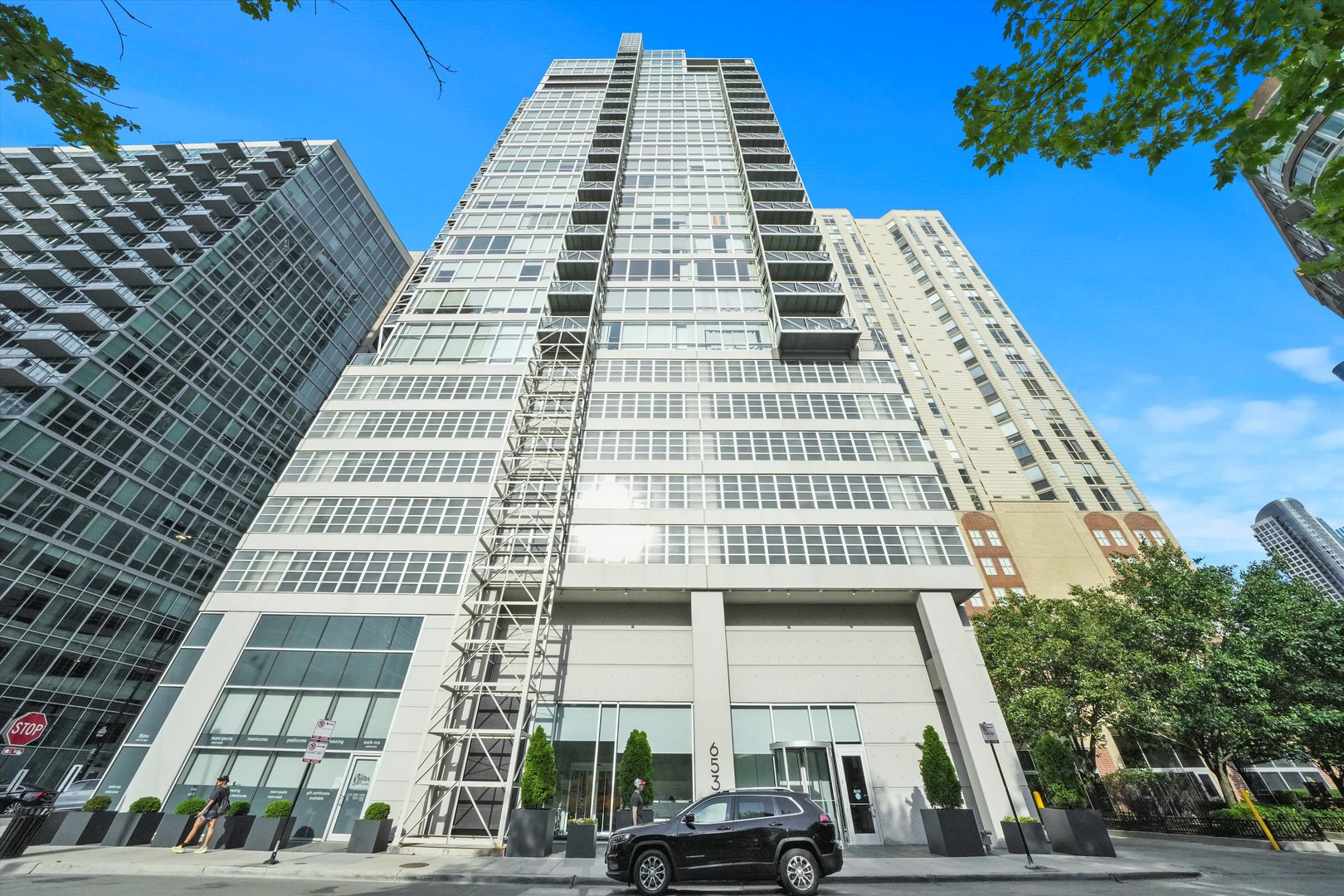 653 N Kingsbury Street Unit: 1207