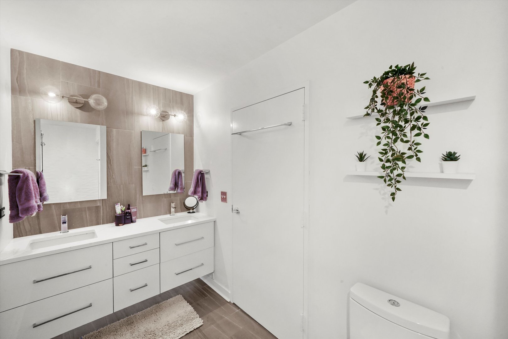 653 N Kingsbury Street Unit: 1207