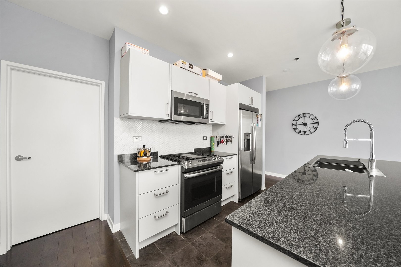 653 N Kingsbury Street Unit: 1207