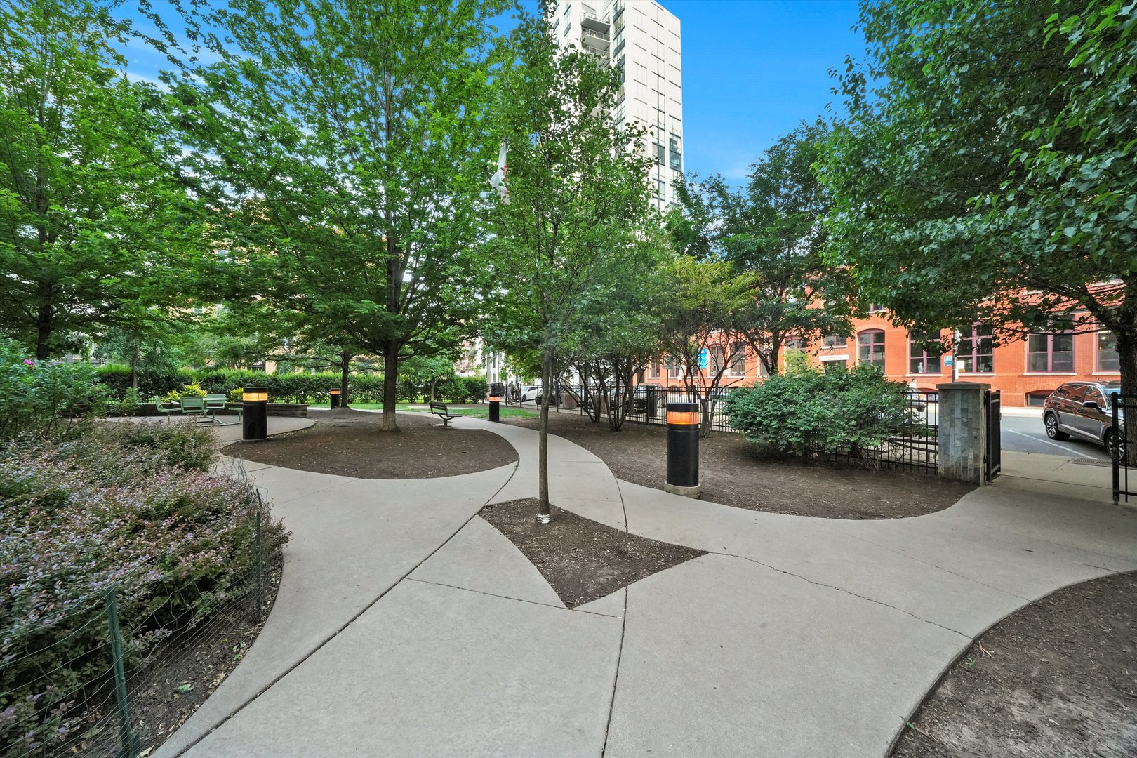 653 N Kingsbury Street Unit: 1207