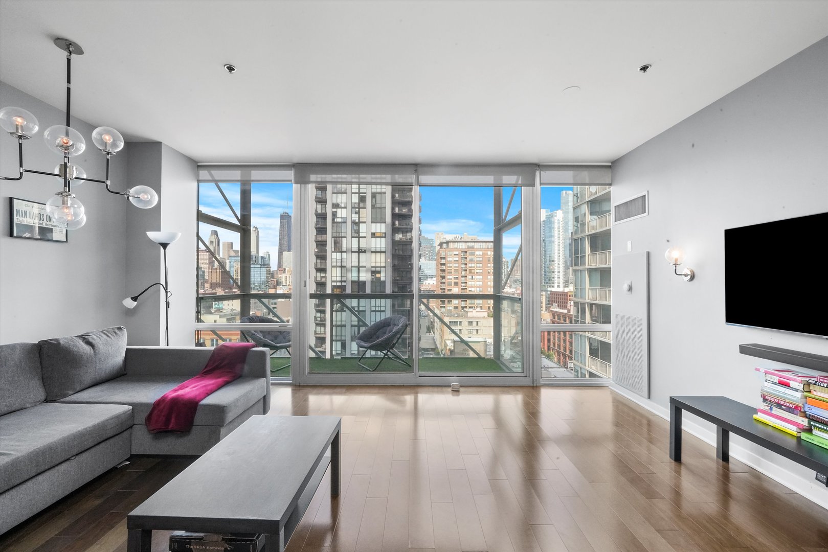 653 N Kingsbury Street Unit: 1207