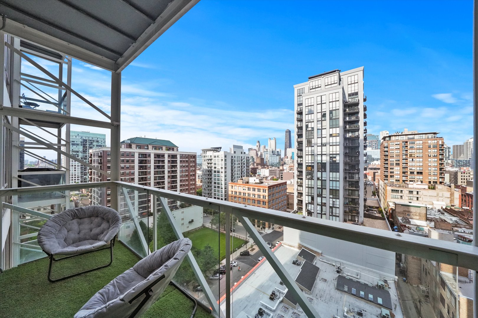 653 N Kingsbury Street Unit: 1207