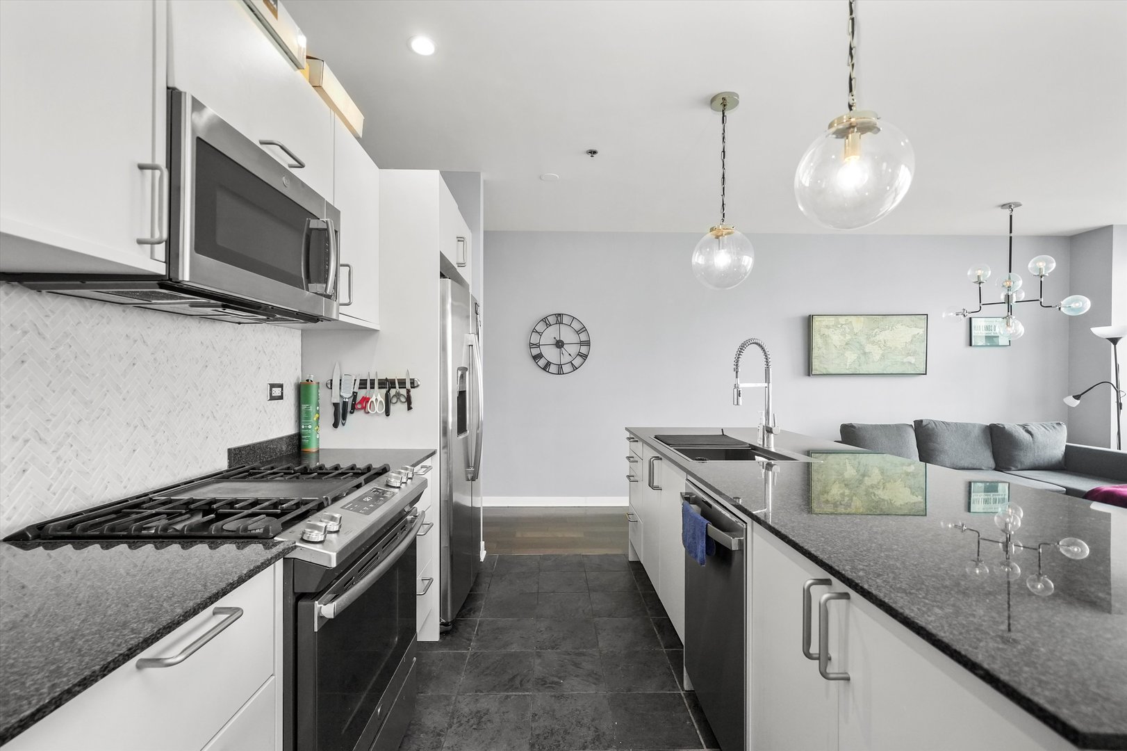 653 N Kingsbury Street Unit: 1207