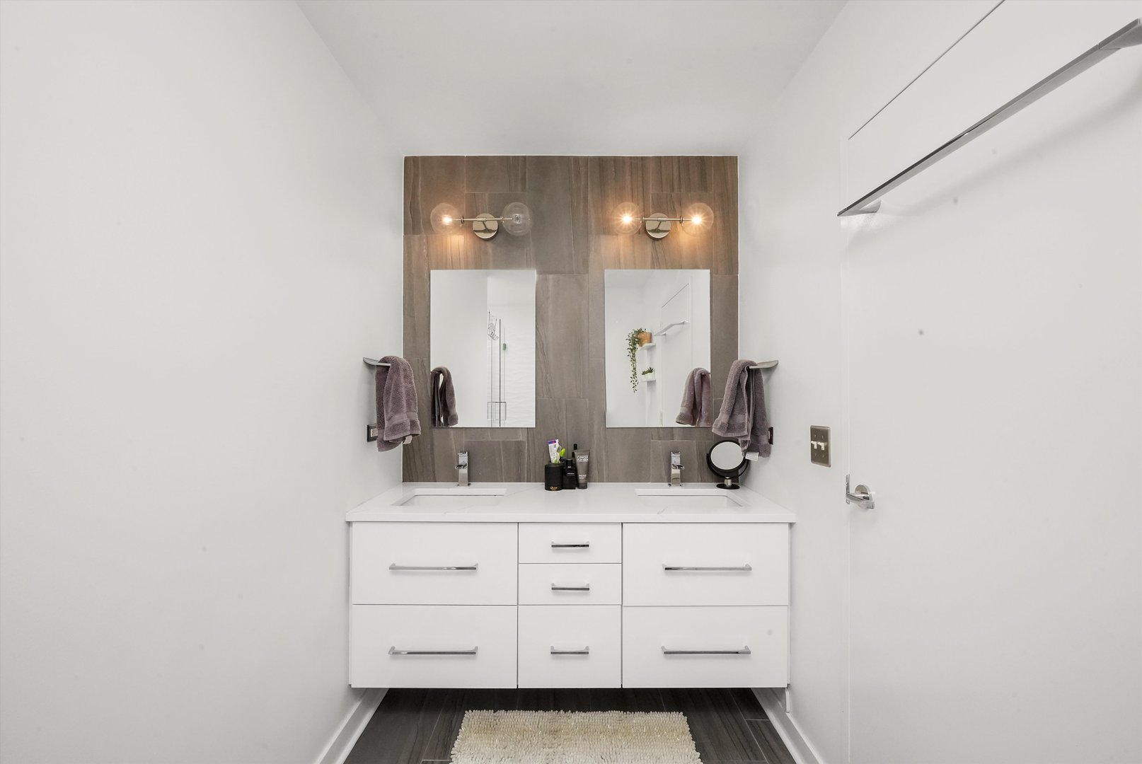 653 N Kingsbury Street Unit: 1207