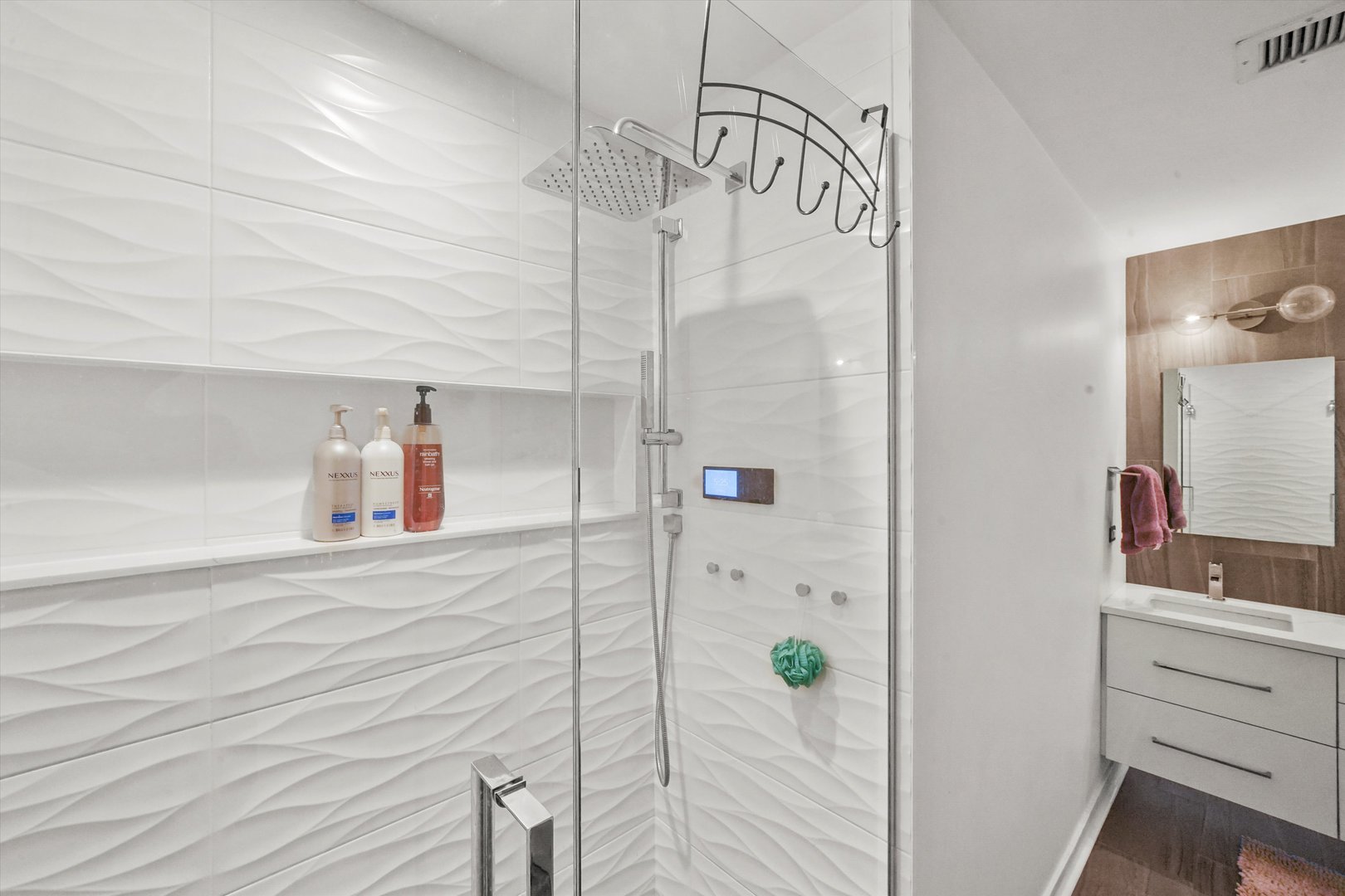 653 N Kingsbury Street Unit: 1207