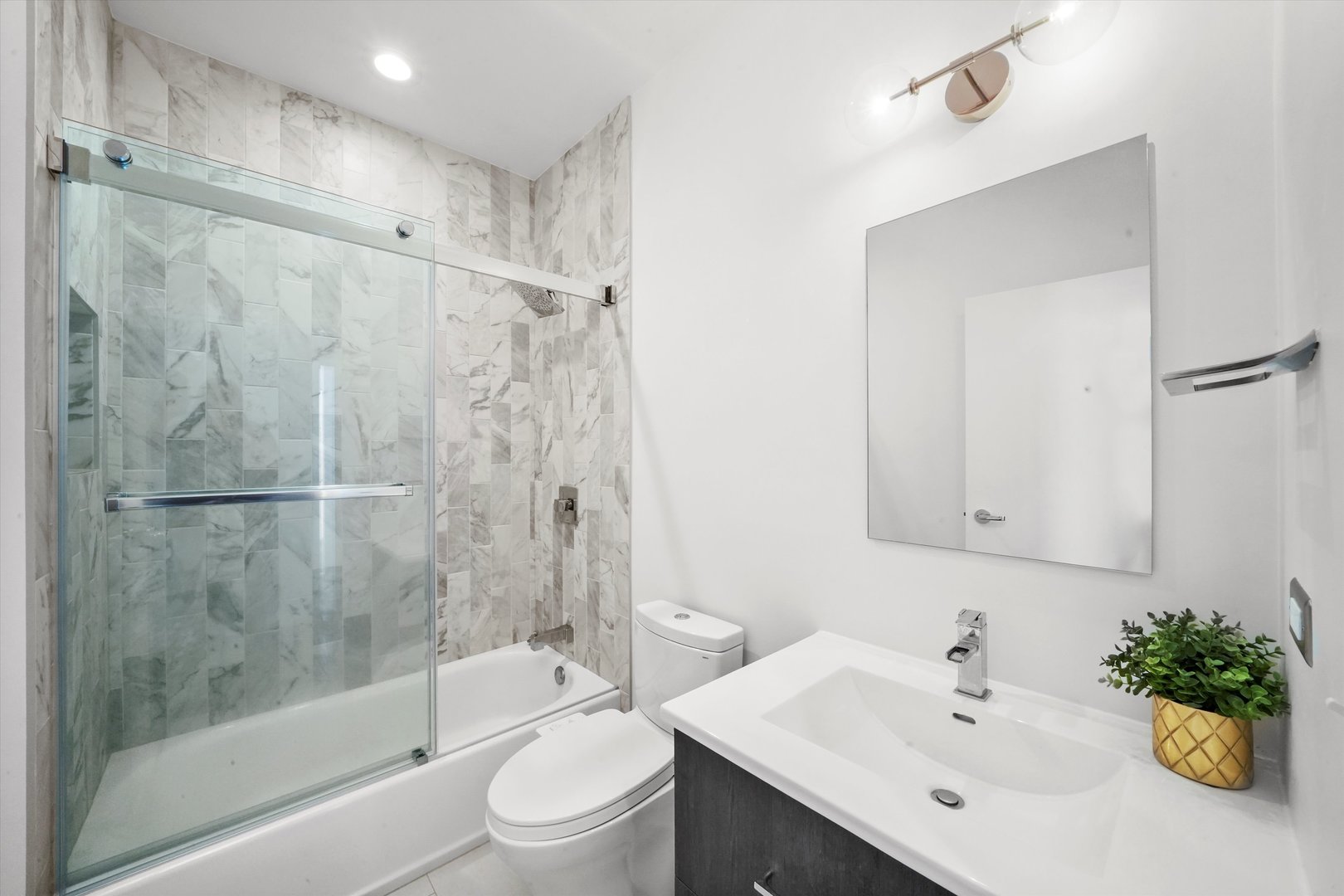 653 N Kingsbury Street Unit: 1207