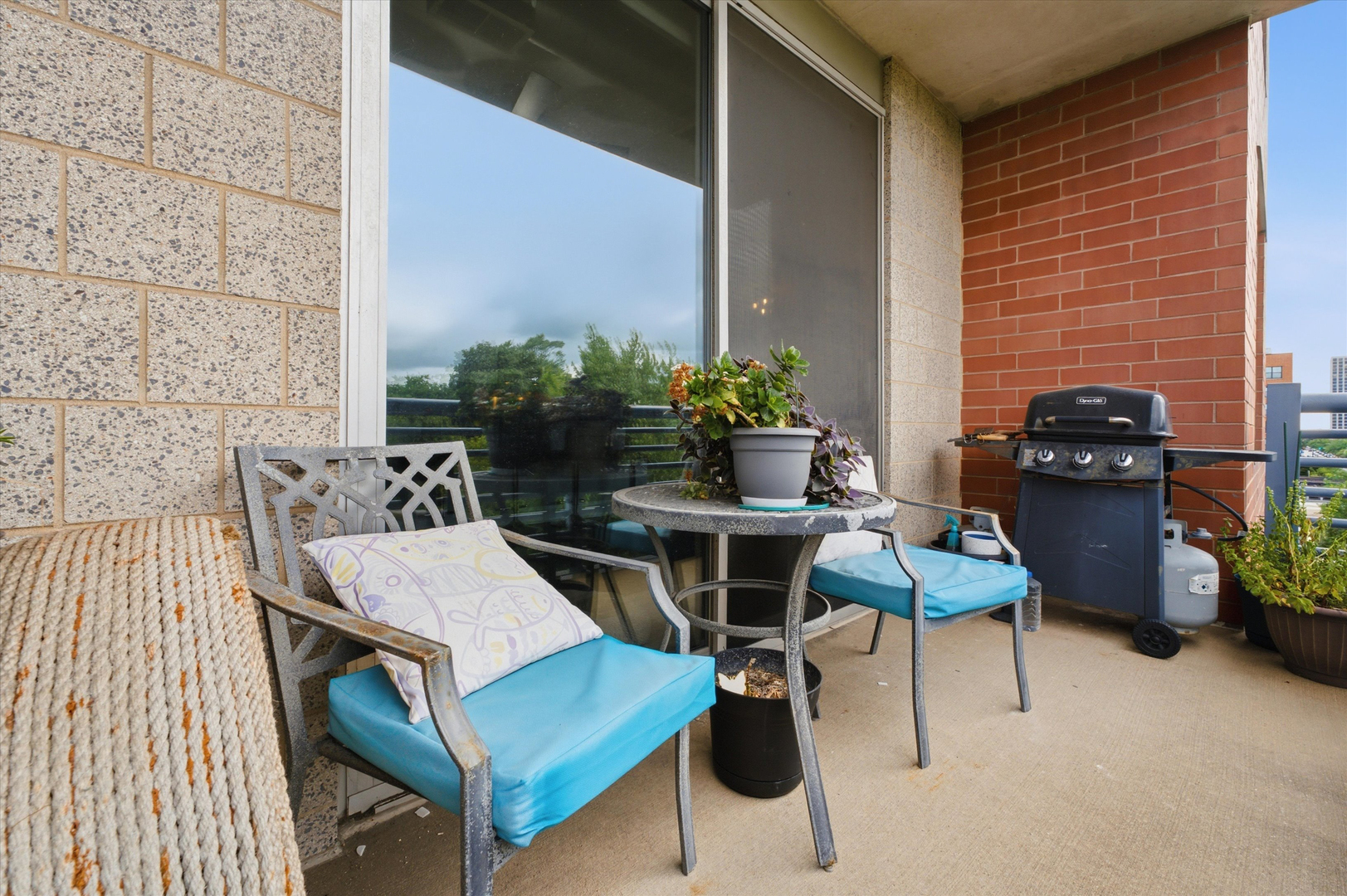 1100 W Montrose Avenue Unit: 502