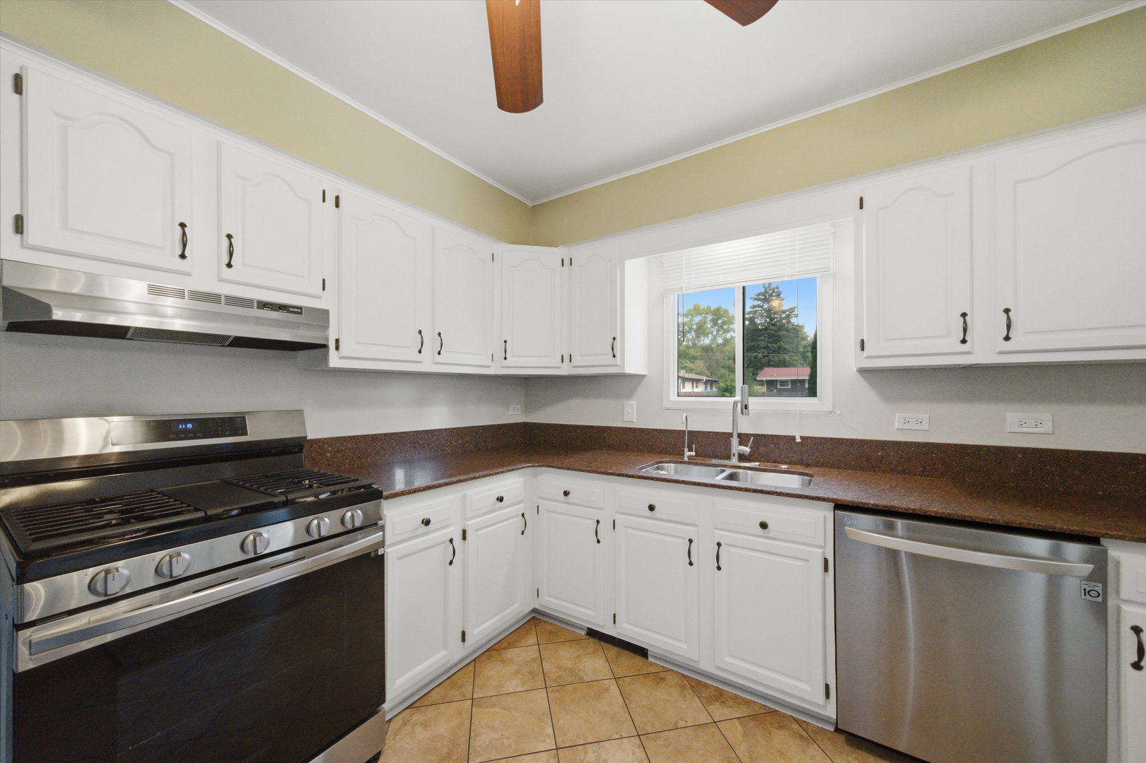 22W452 Sycamore Drive
