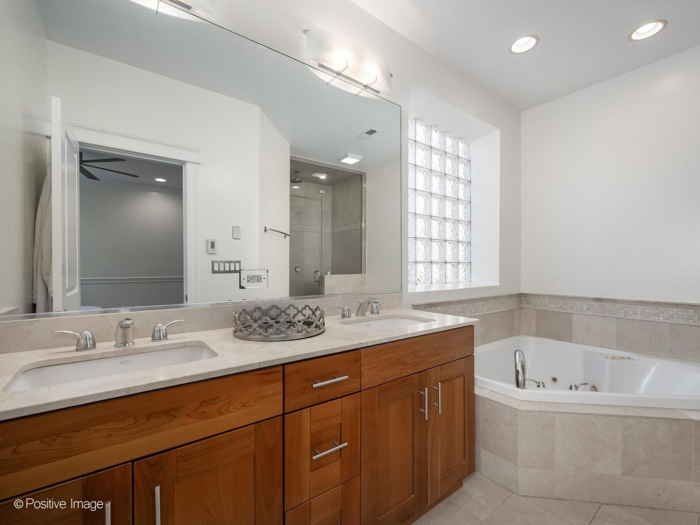 1037 W Monroe Street Unit: 3