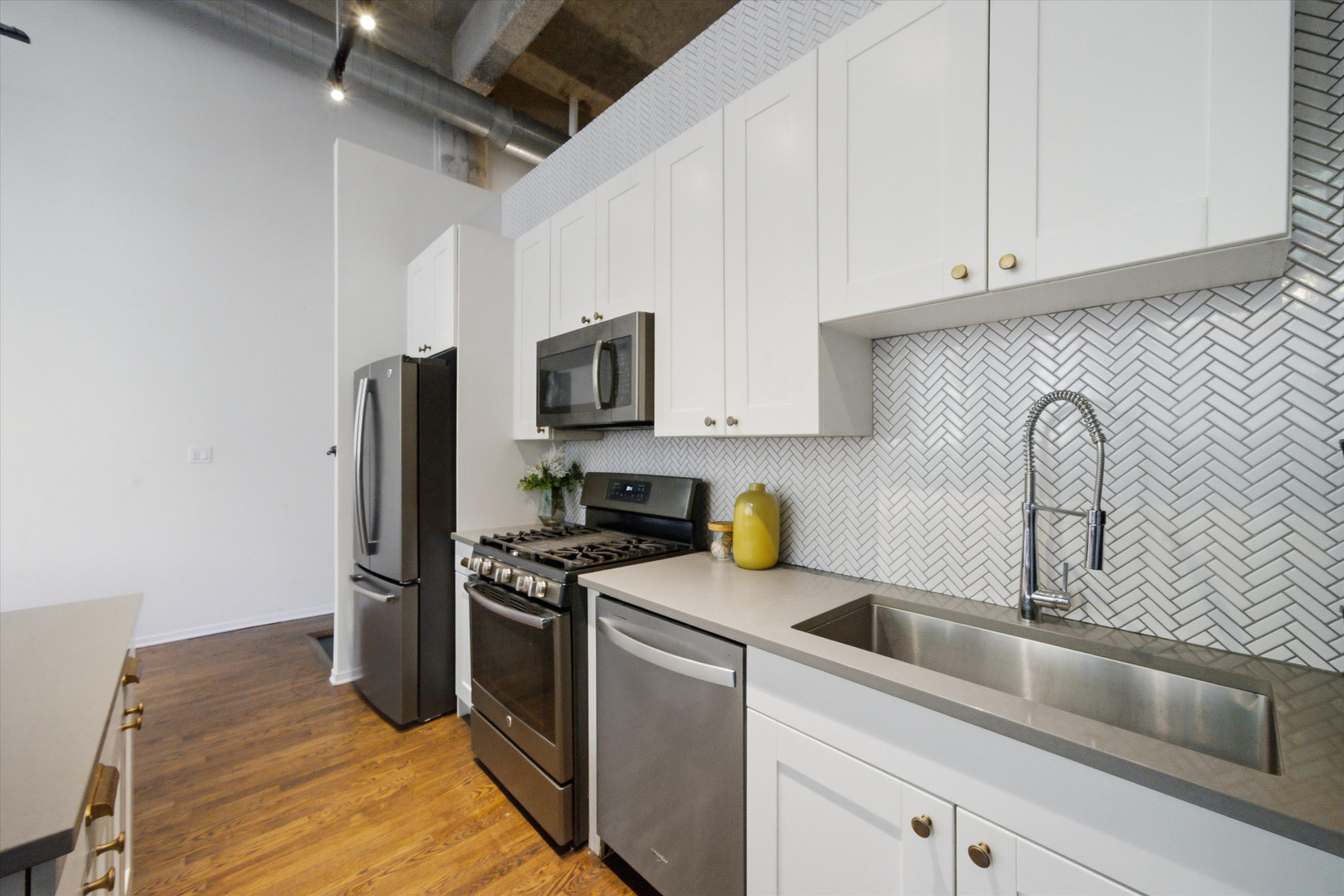 2000 S Michigan Avenue Unit: 103