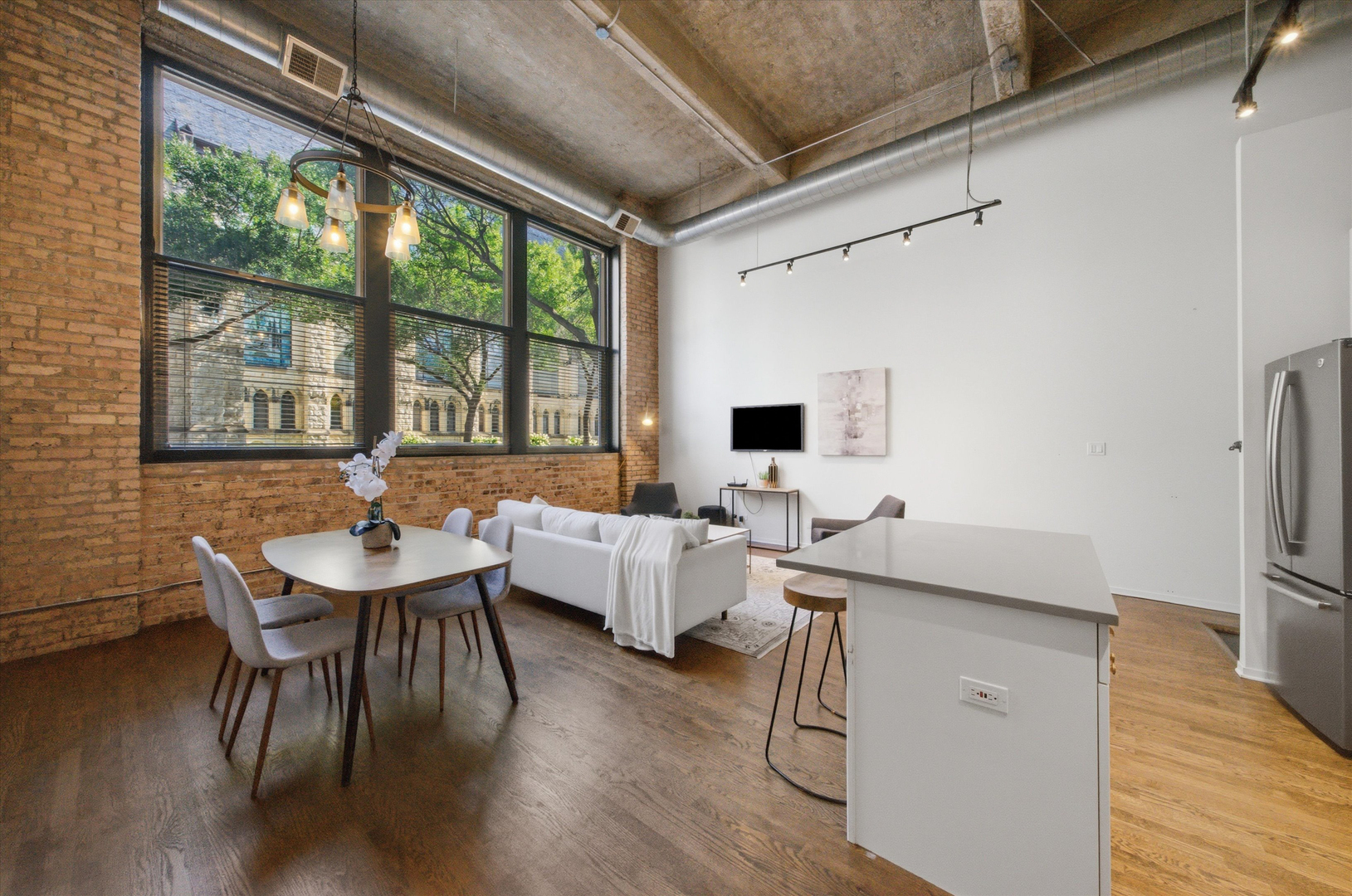 2000 S Michigan Avenue Unit: 103
