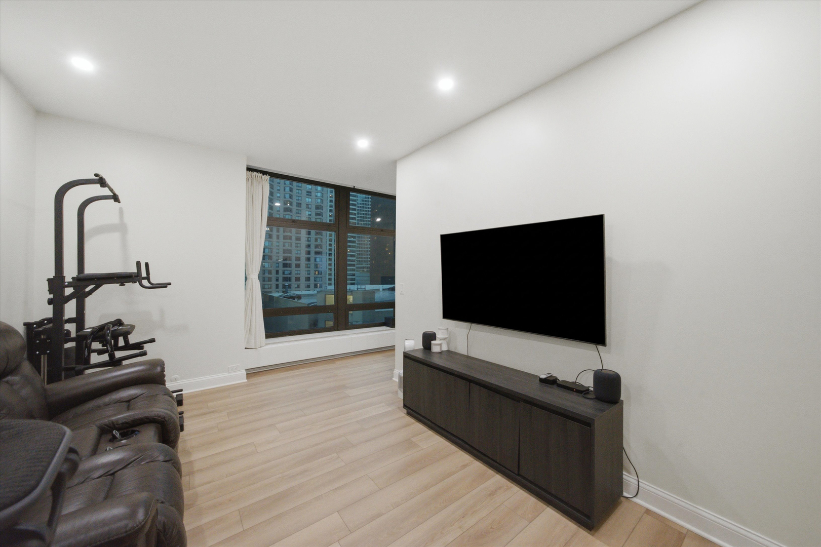 680 N Lake Shore Drive Unit: 913