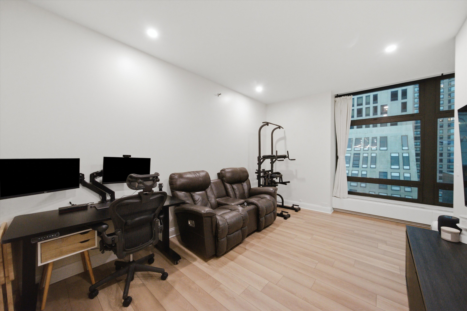 680 N Lake Shore Drive Unit: 913