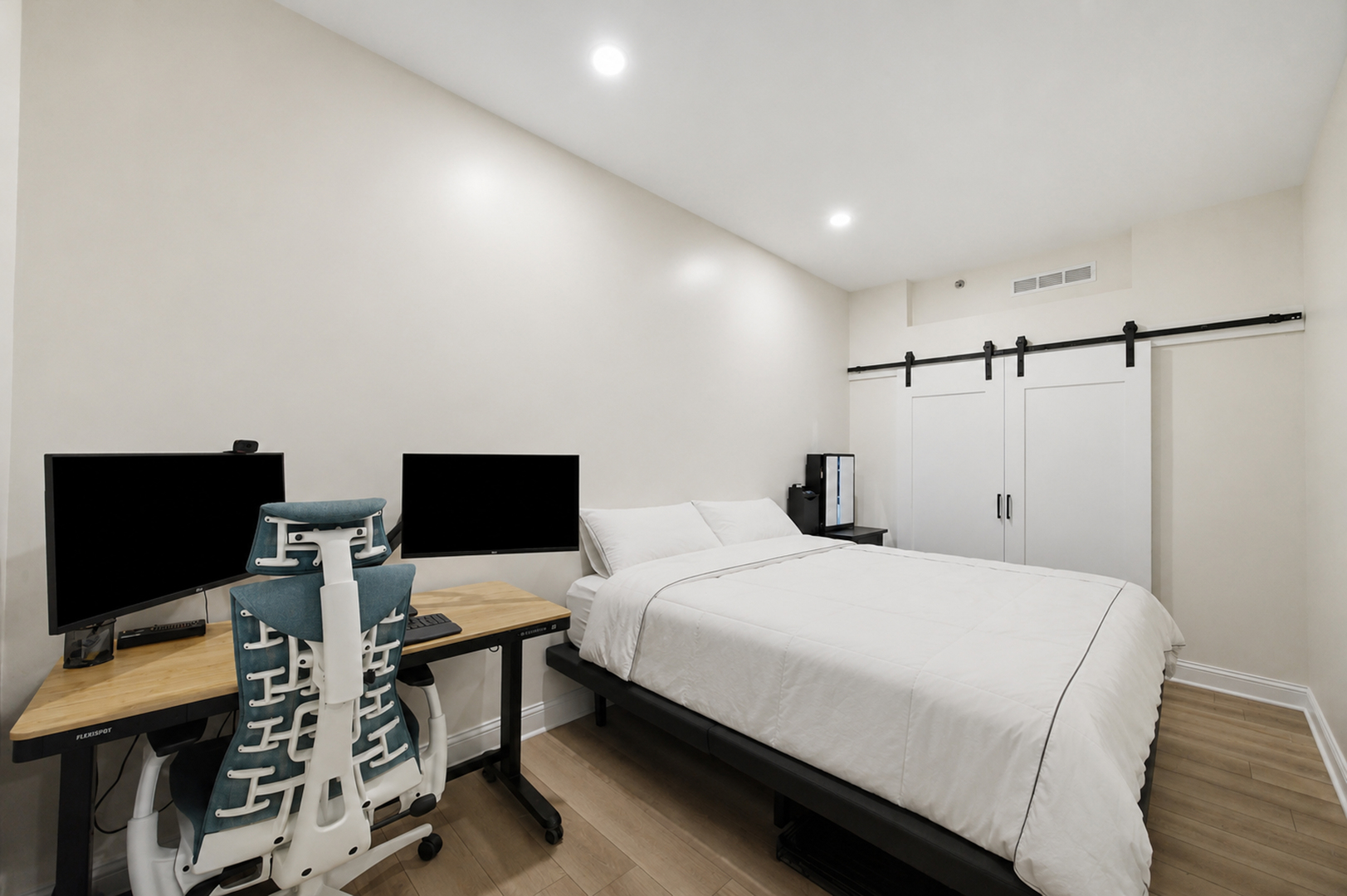 680 N Lake Shore Drive Unit: 913