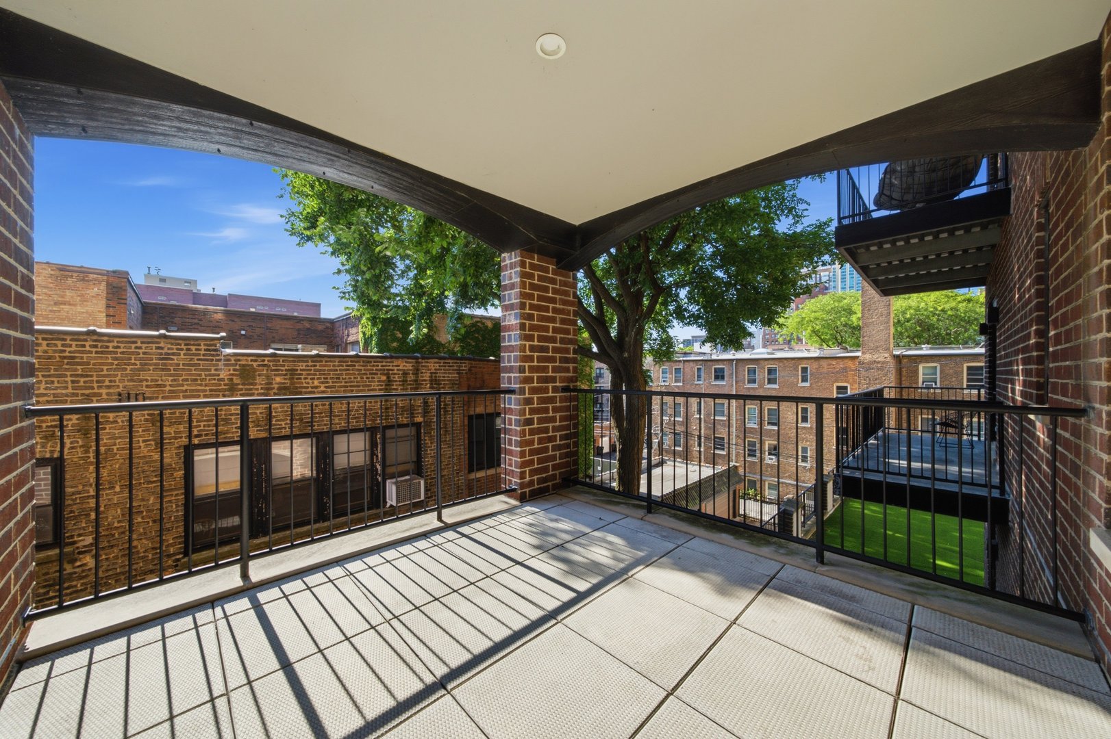 434 W Melrose Street Unit: 301