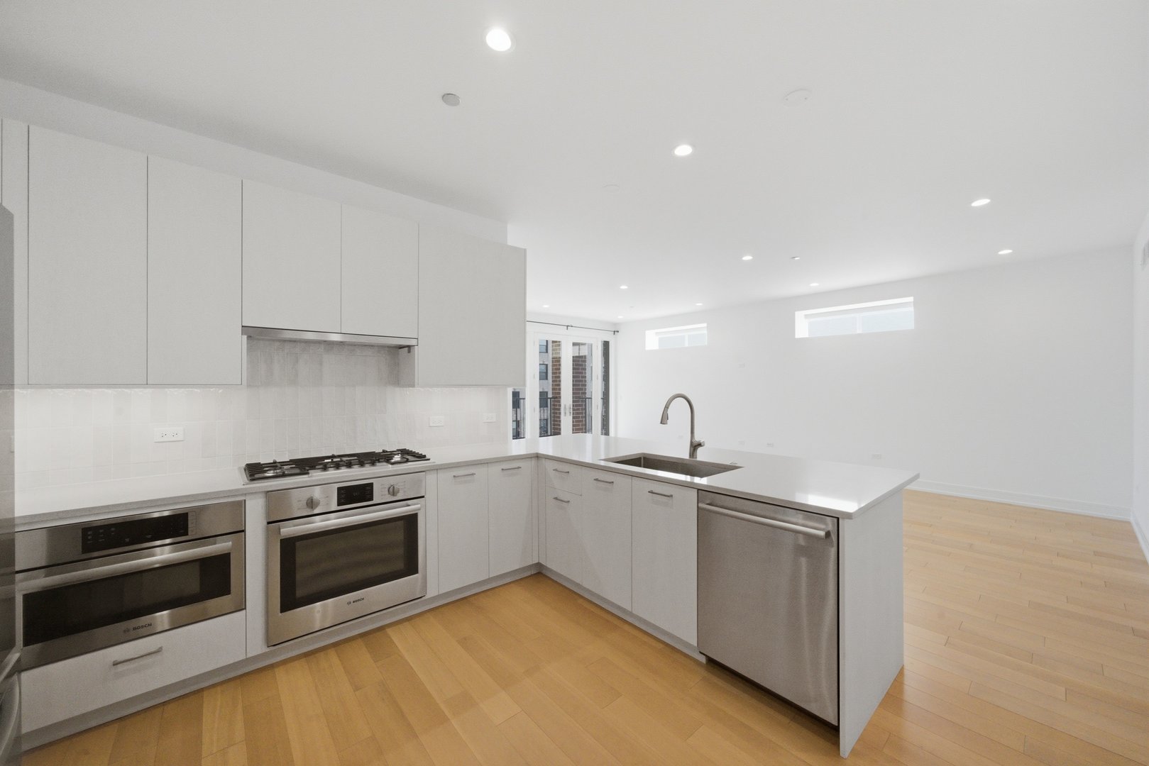 434 W Melrose Street Unit: 301