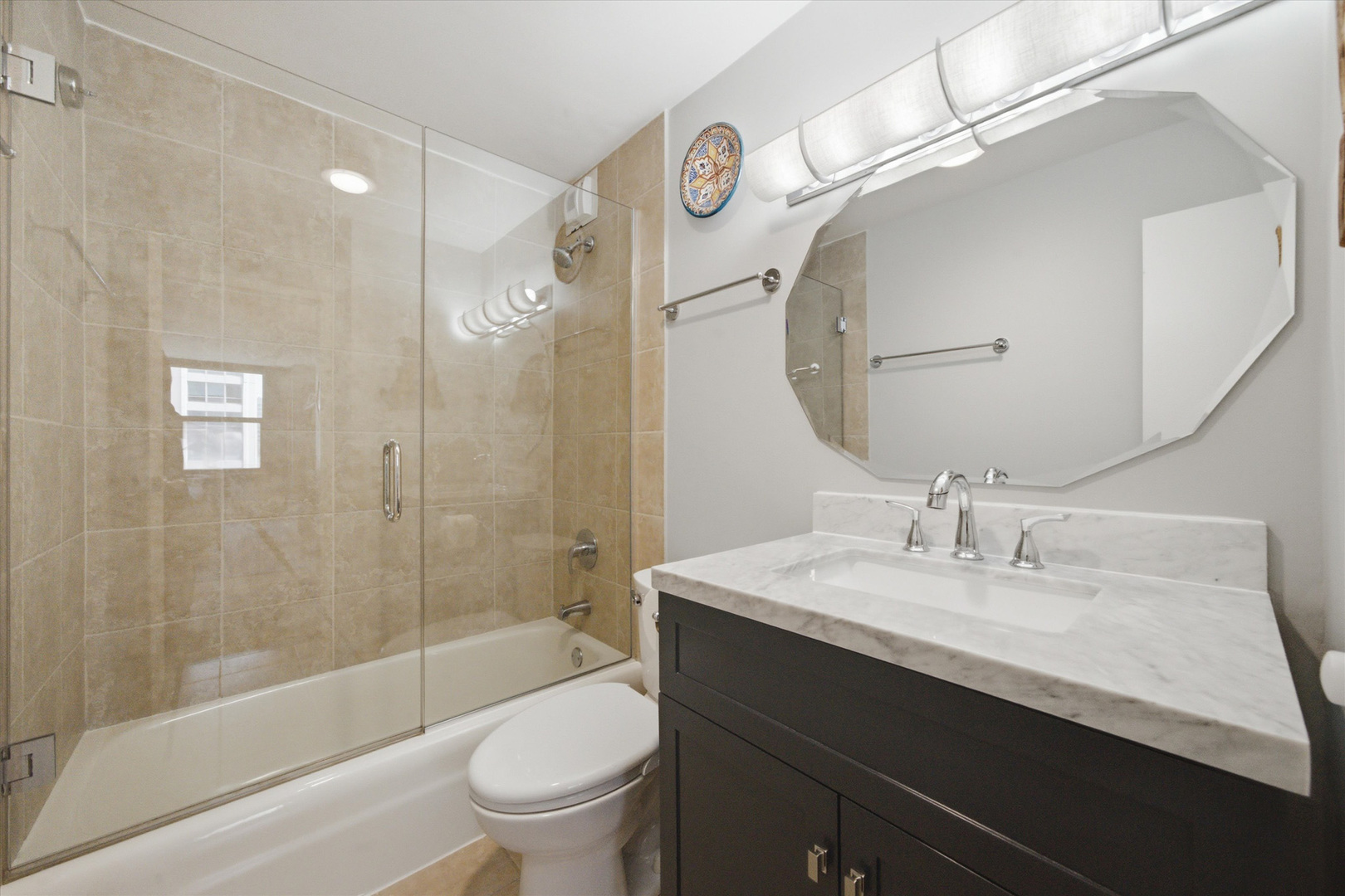 525 W Hawthorne Place Unit: 2004