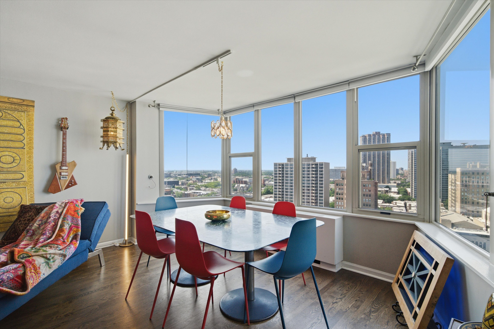 525 W Hawthorne Place Unit: 2004