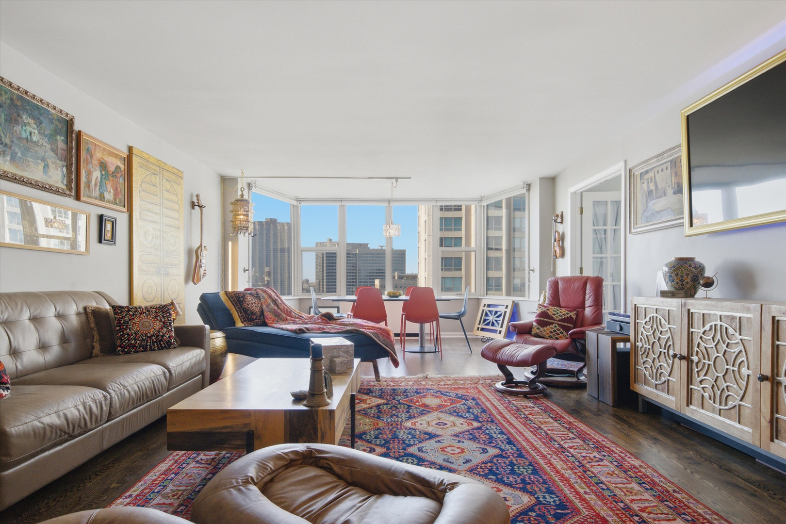525 W Hawthorne Place Unit: 2004