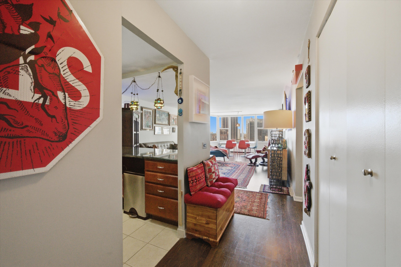 525 W Hawthorne Place Unit: 2004