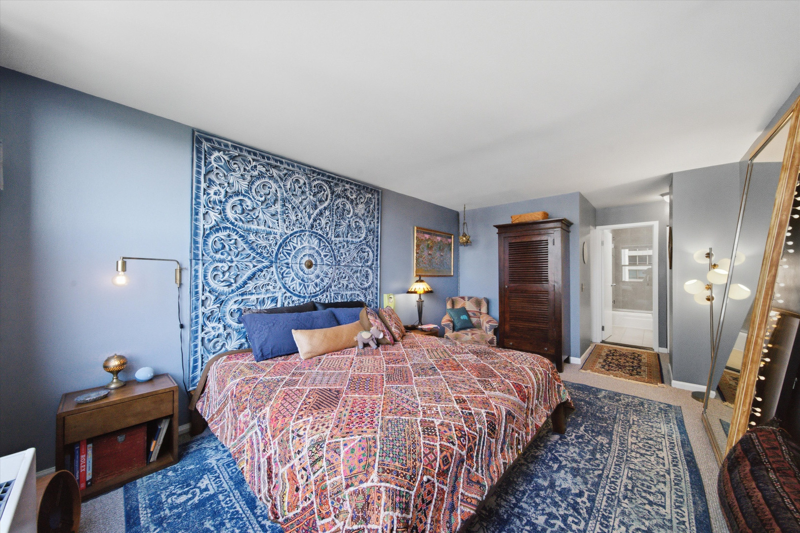 525 W Hawthorne Place Unit: 2004
