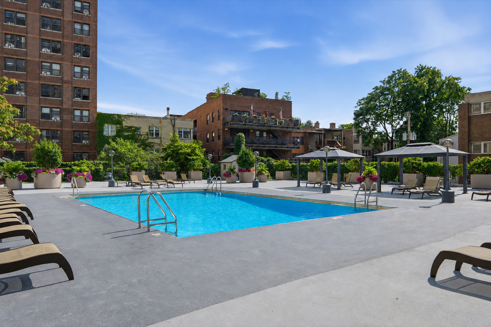 525 W Hawthorne Place Unit: 2004
