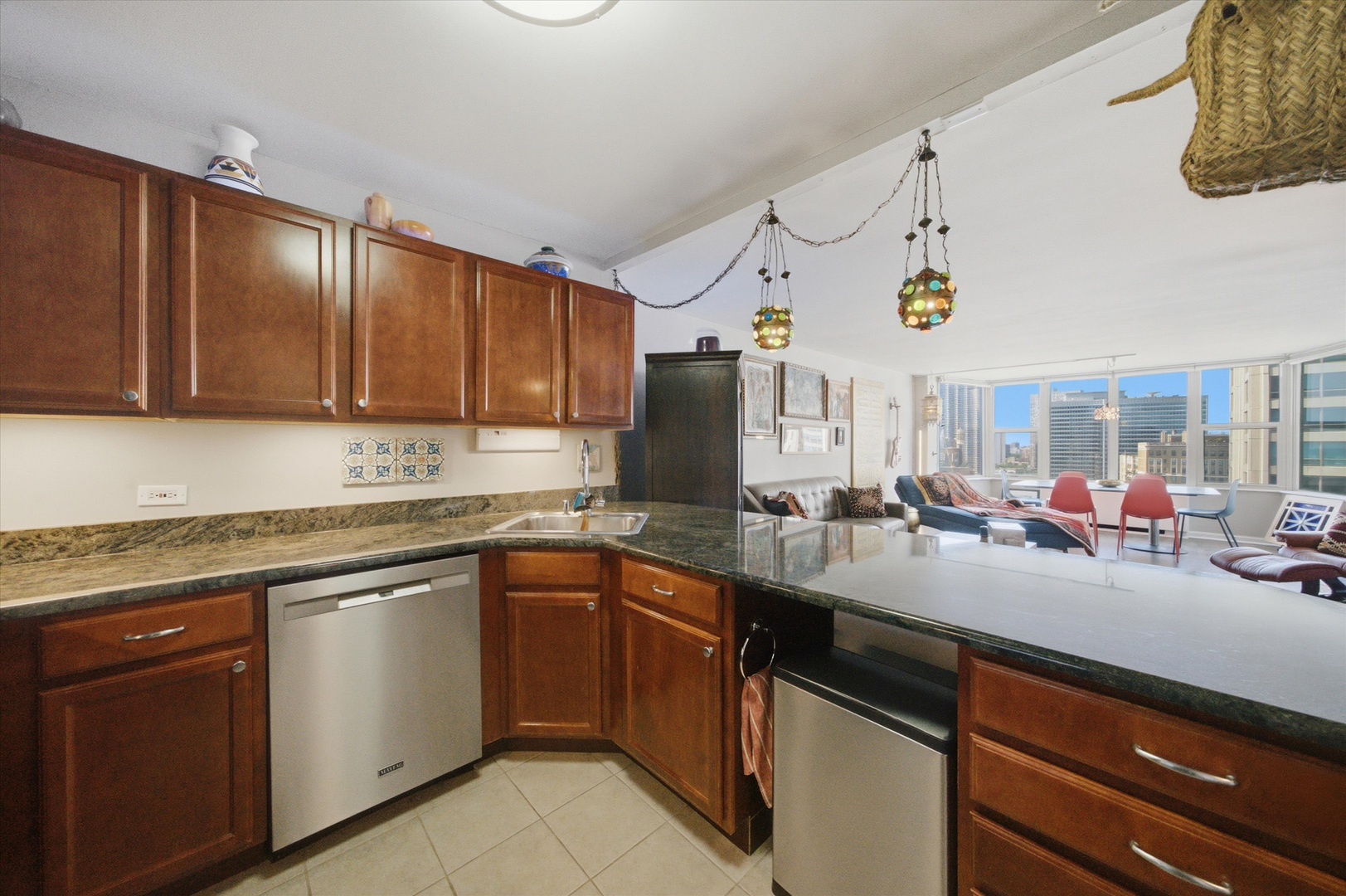 525 W Hawthorne Place Unit: 2004