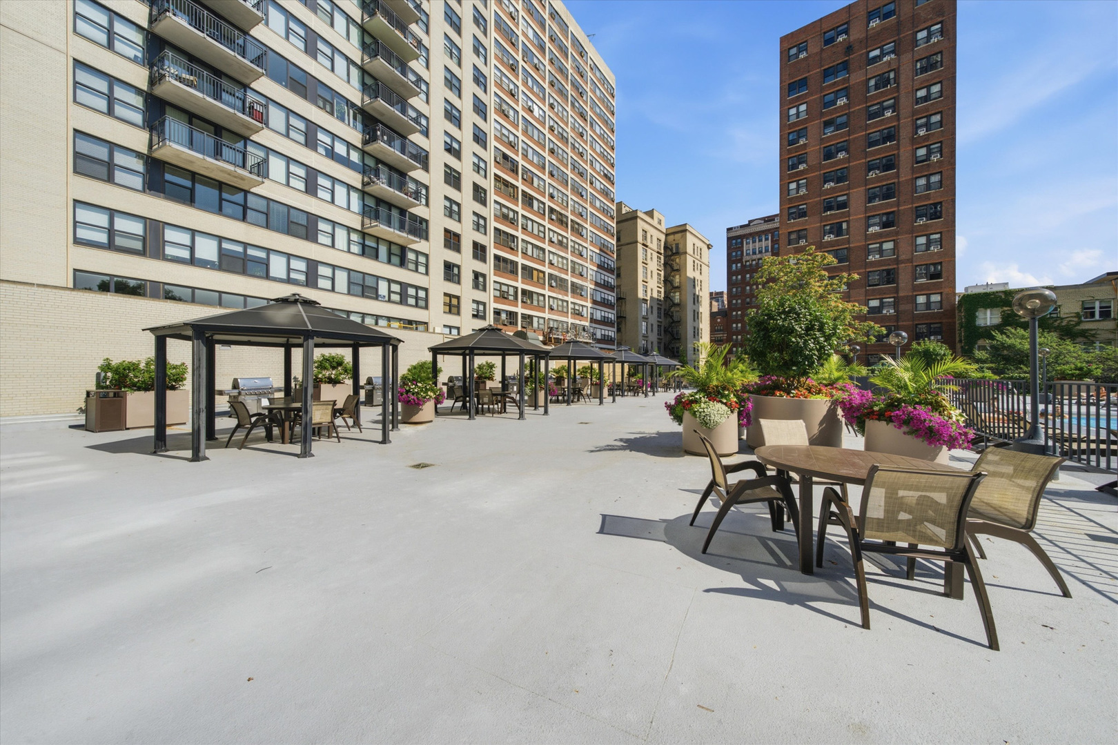 525 W Hawthorne Place Unit: 2004