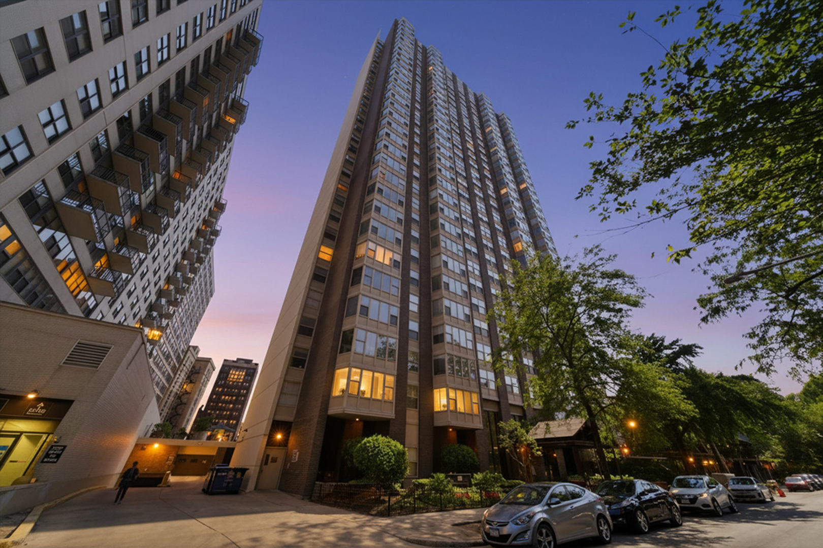 525 W Hawthorne Place Unit: 2004