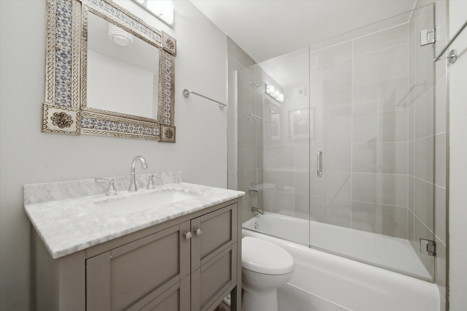 525 W Hawthorne Place Unit: 2004
