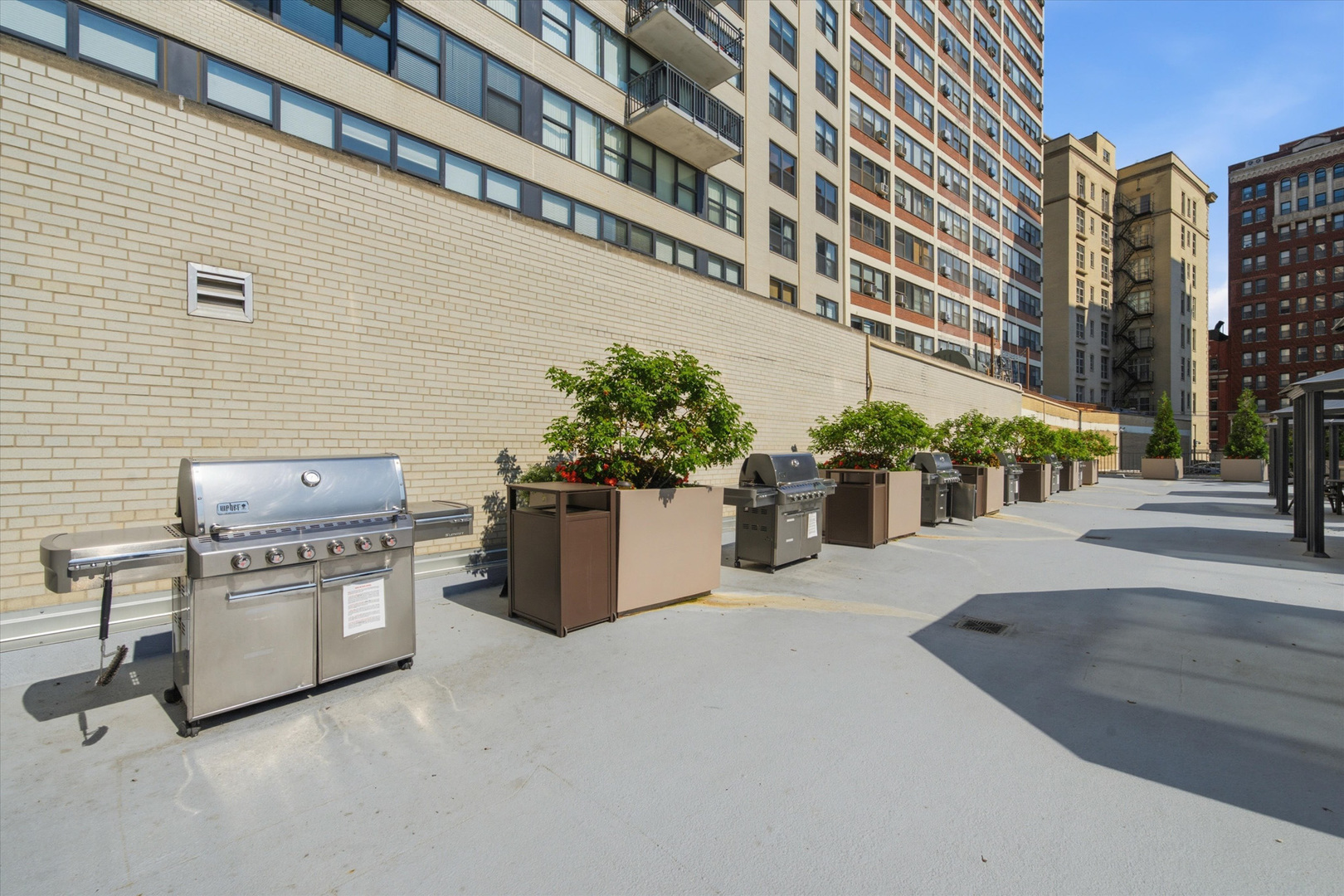 525 W Hawthorne Place Unit: 2004