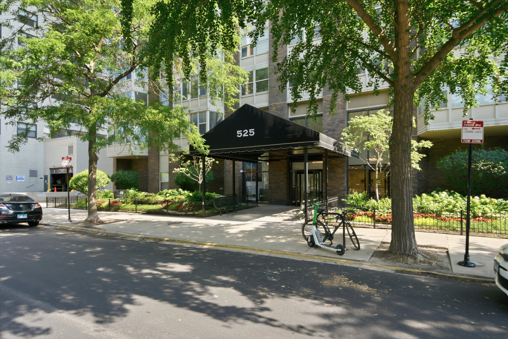 525 W Hawthorne Place Unit: 2004