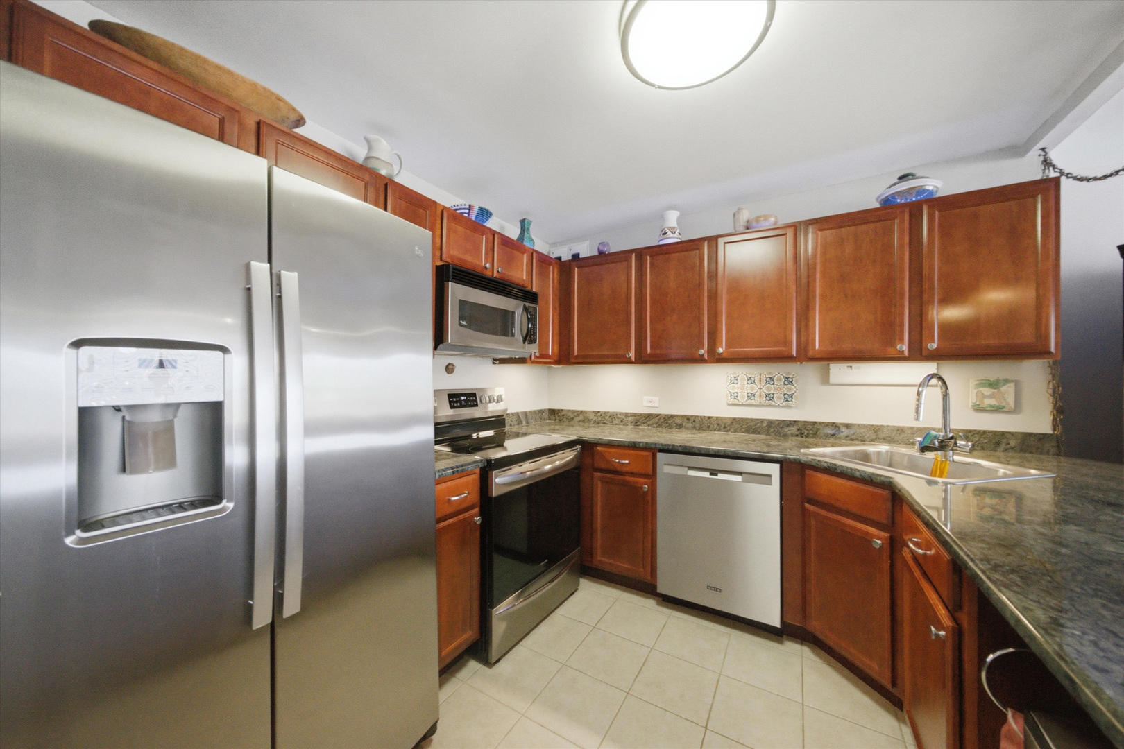 525 W Hawthorne Place Unit: 2004