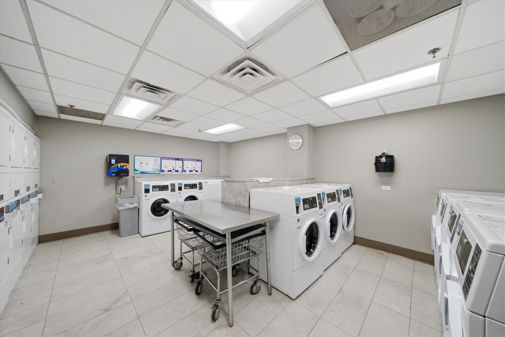 525 W Hawthorne Place Unit: 2004