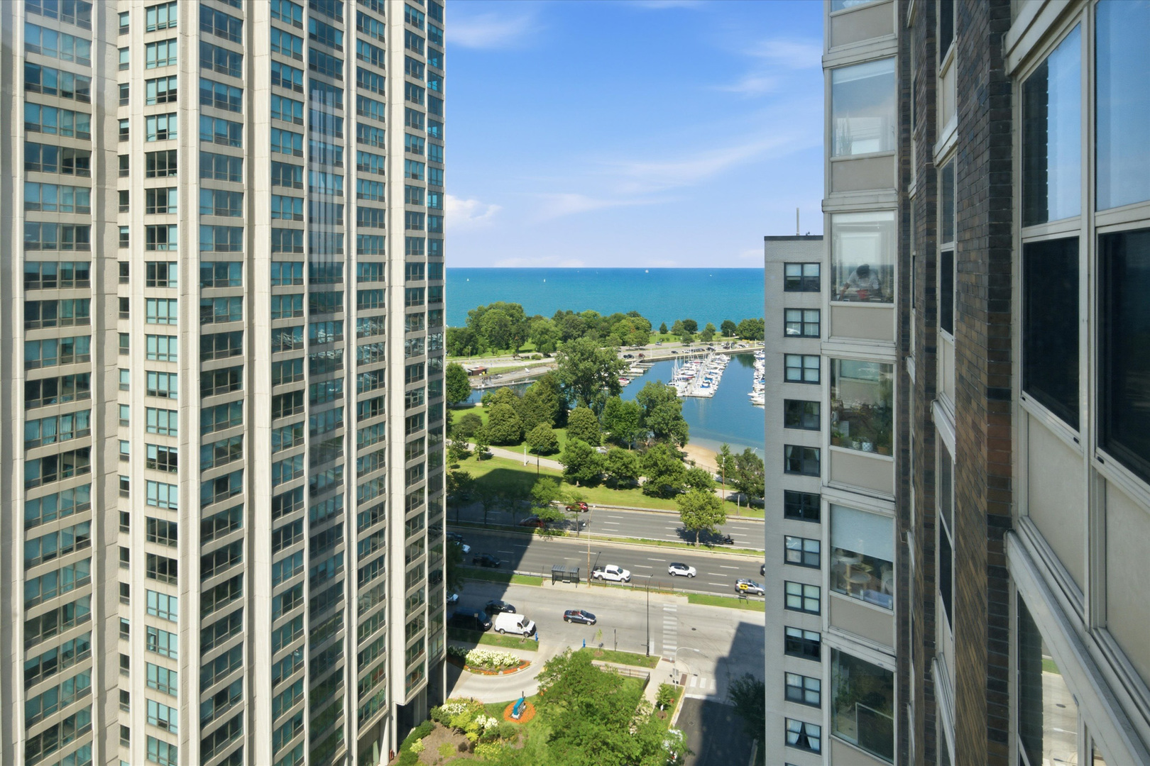 525 W Hawthorne Place Unit: 2004