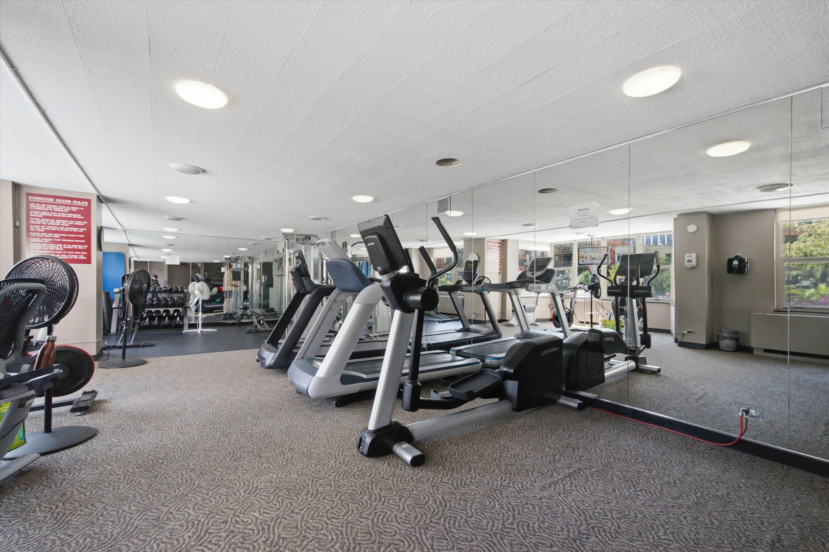 525 W Hawthorne Place Unit: 2004