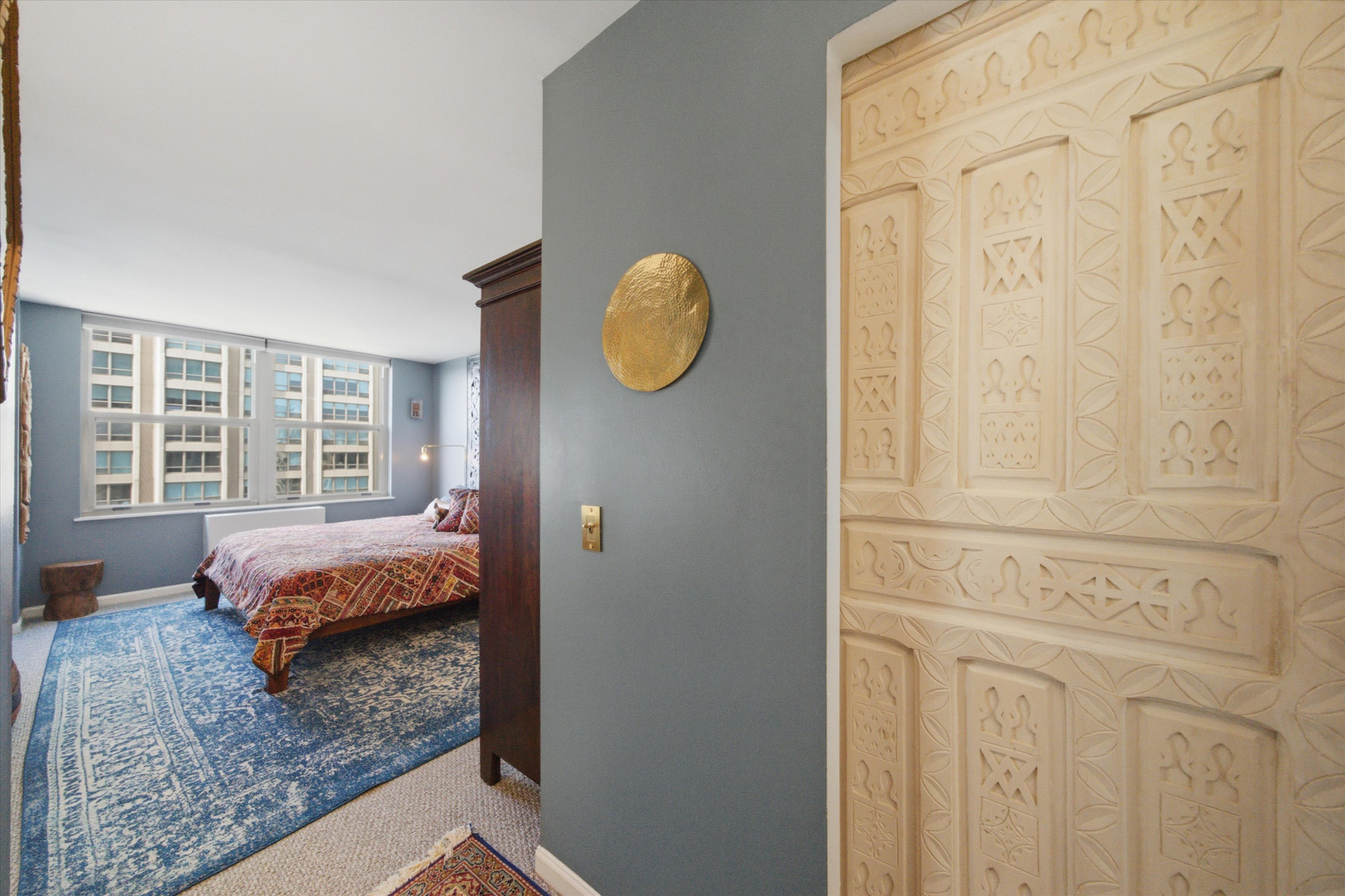 525 W Hawthorne Place Unit: 2004