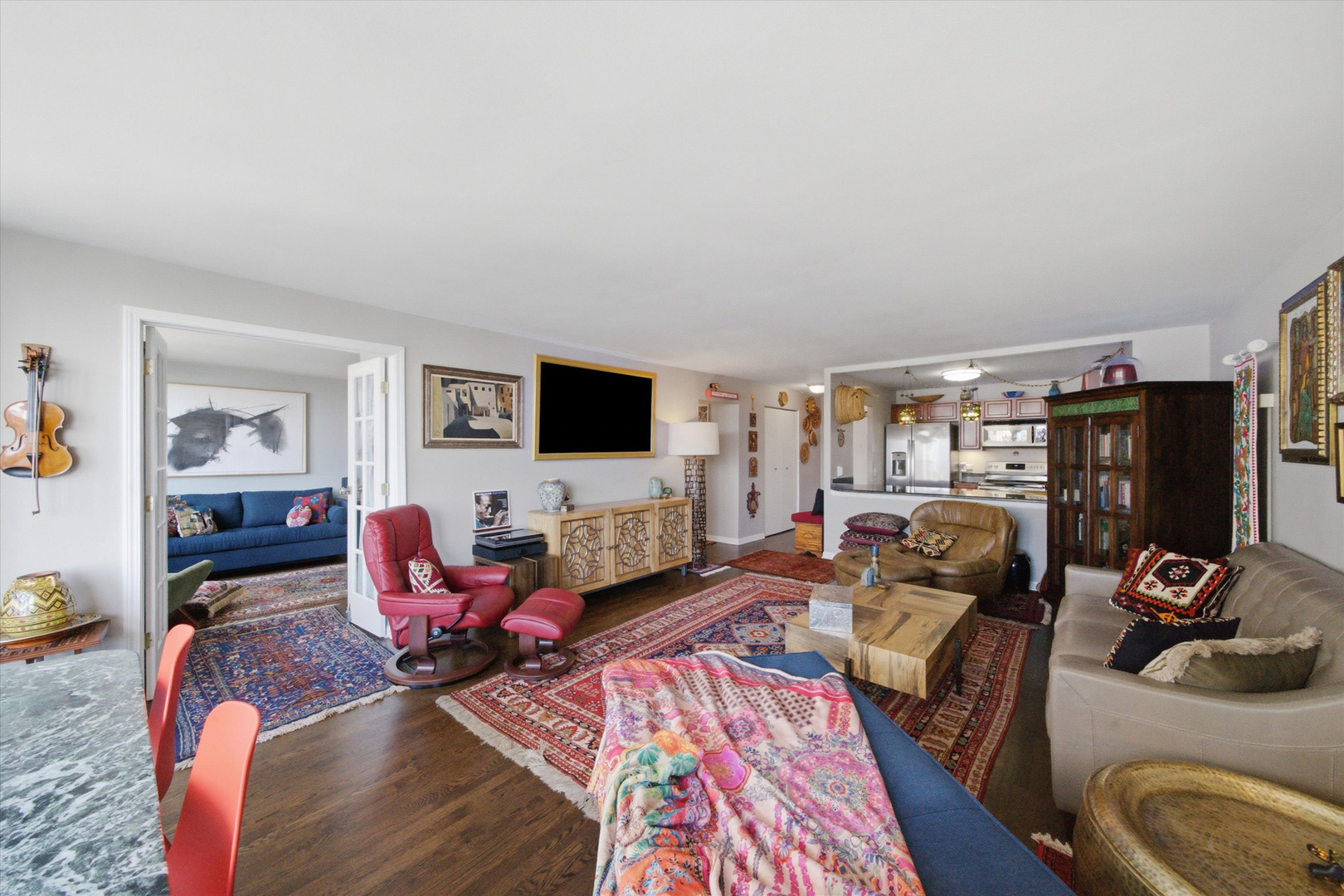 525 W Hawthorne Place Unit: 2004