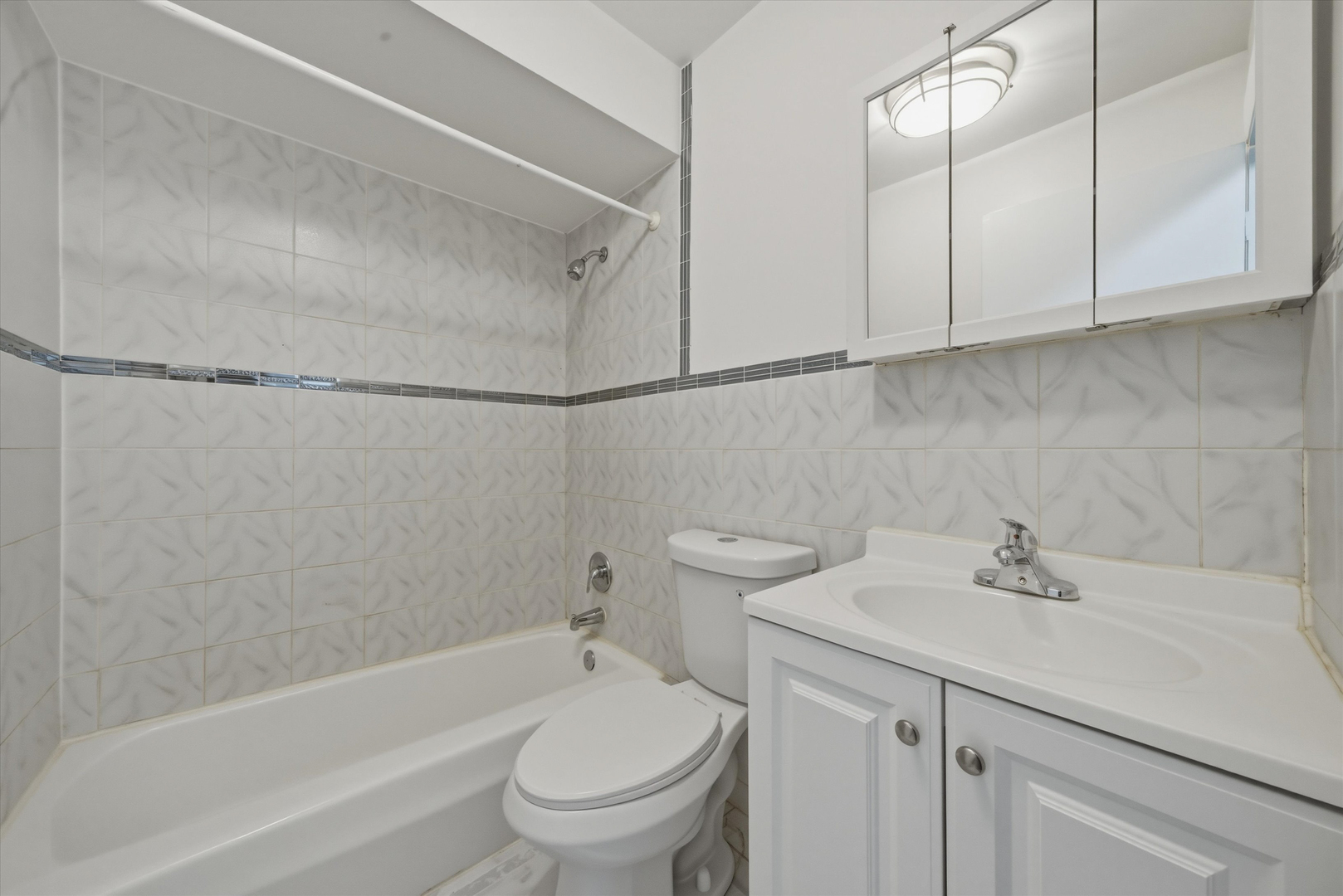 6921 N Ashland Boulevard Unit: 3A