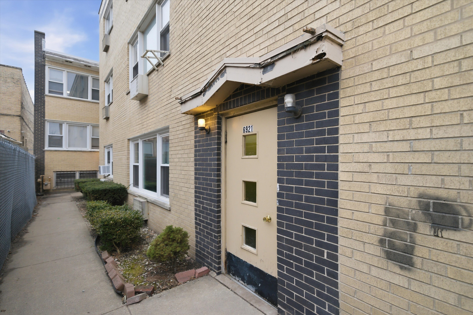 6921 N Ashland Boulevard Unit: 3A