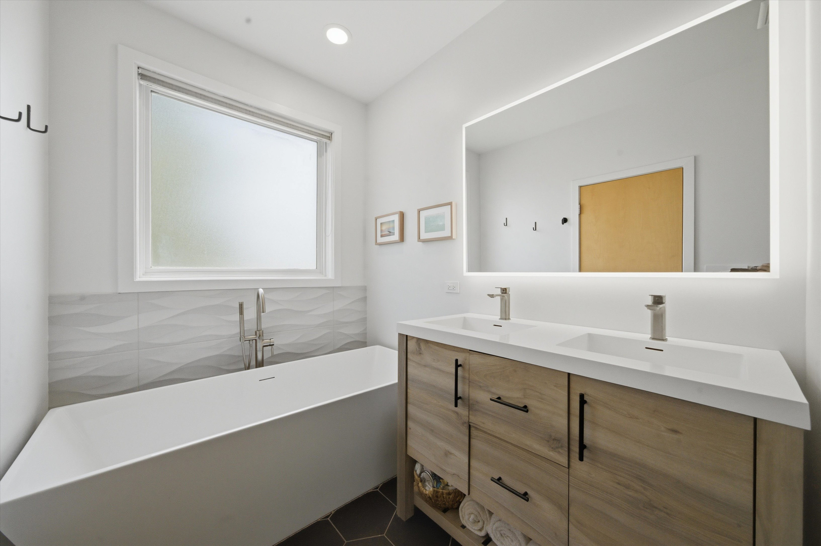 860 N Elston Avenue Unit: 2