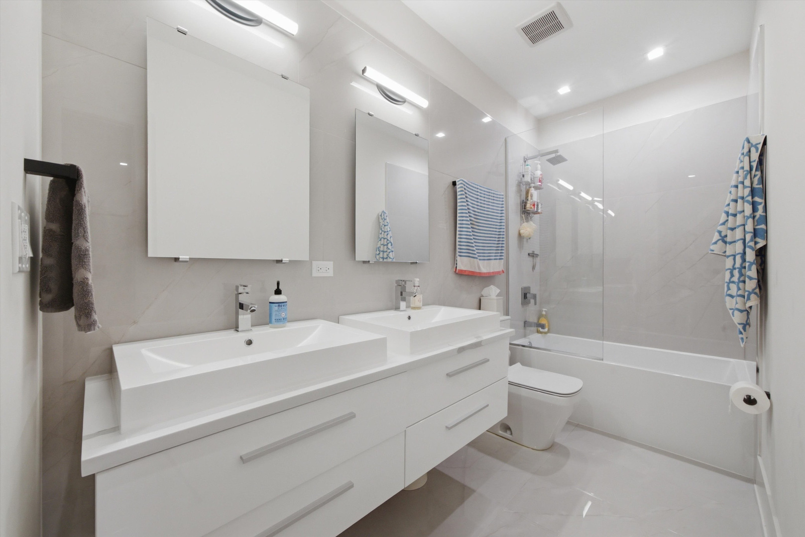1366 W Walton Street Unit: 1E