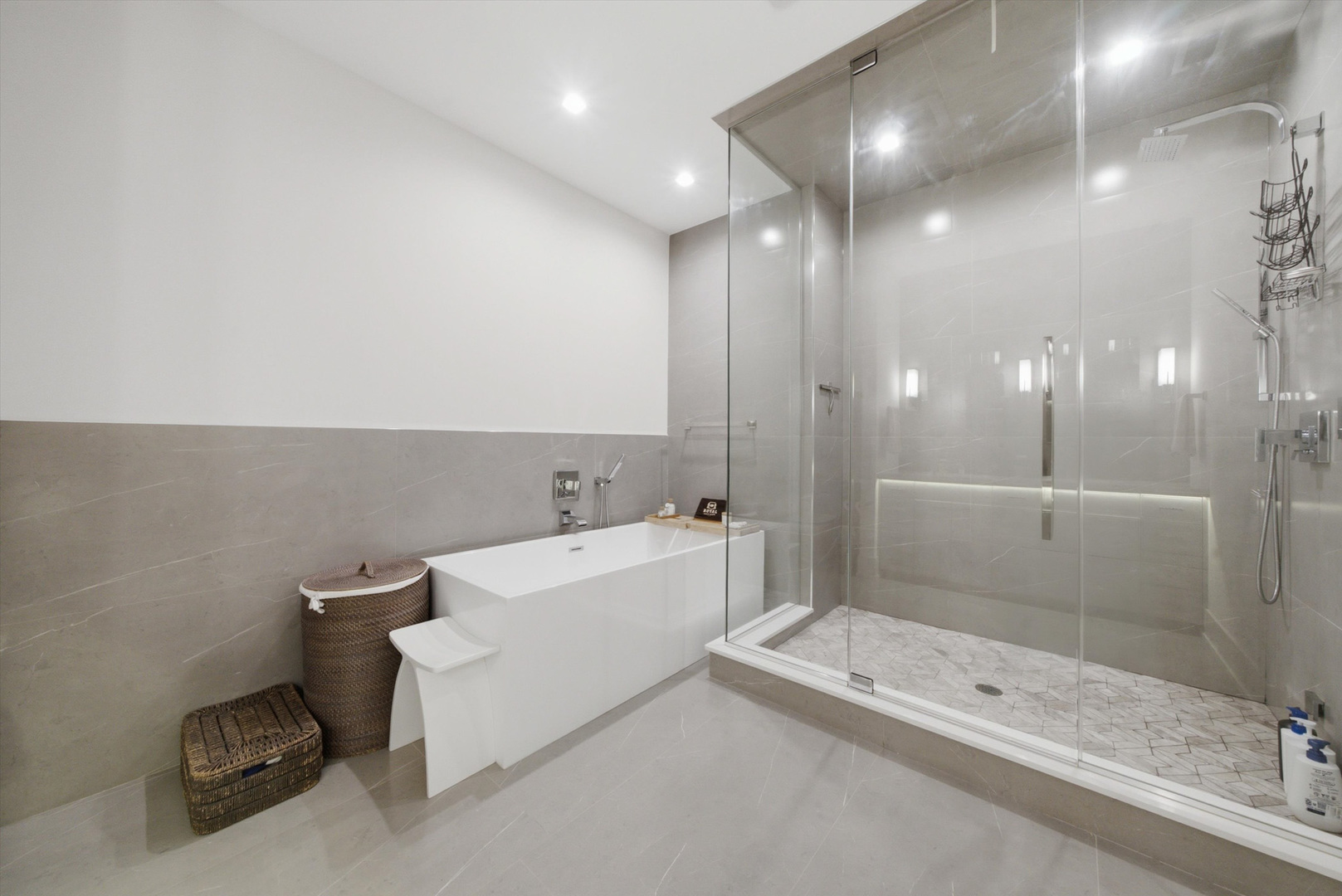 1366 W Walton Street Unit: 1E