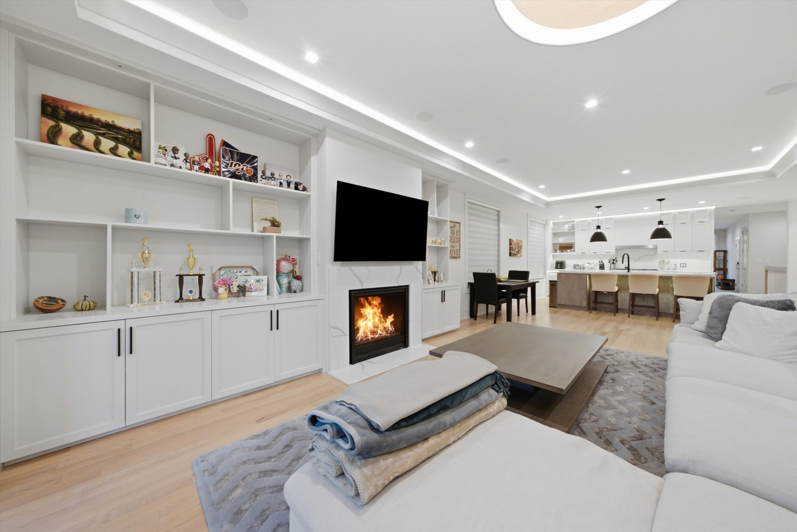 1366 W Walton Street Unit: 1E