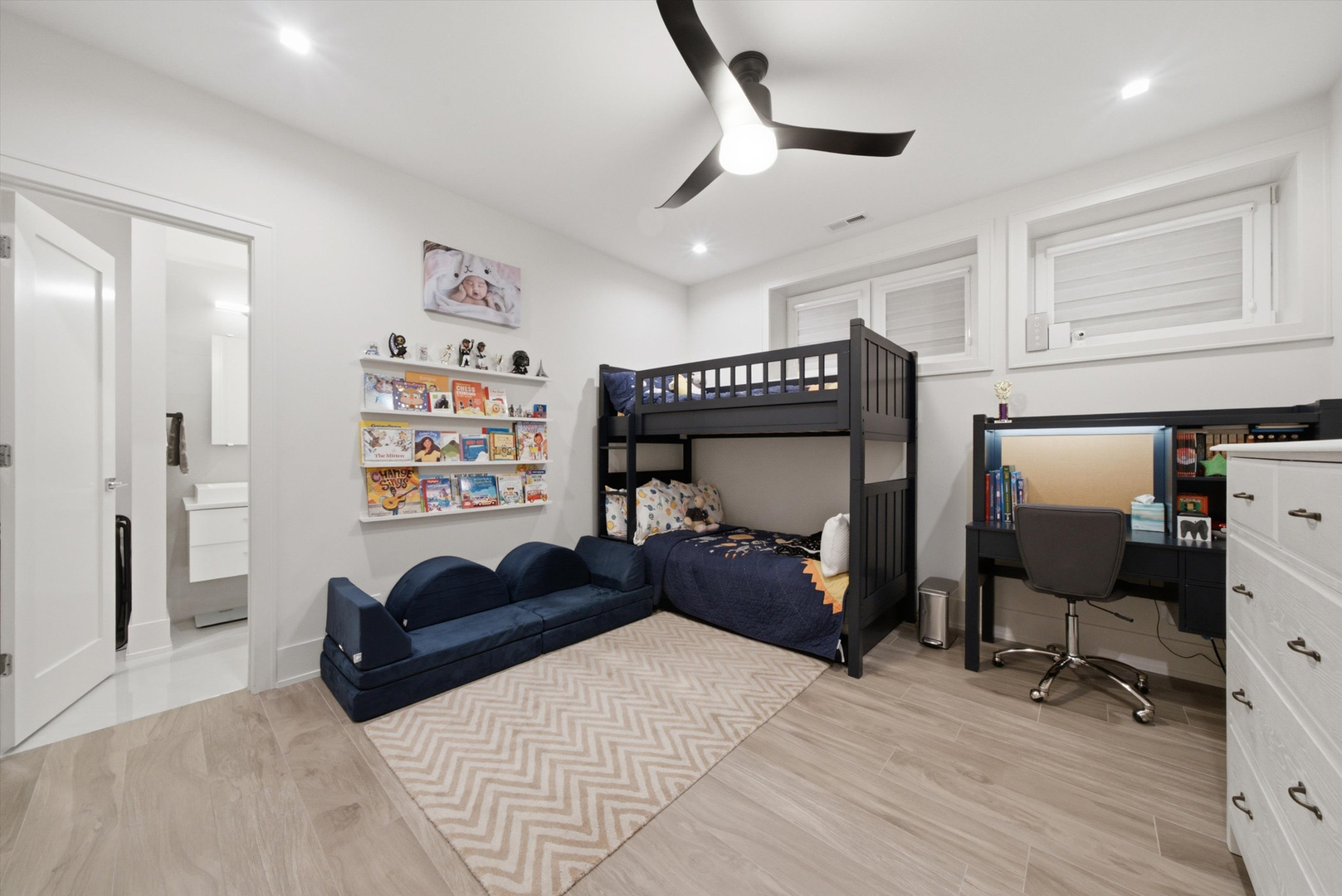 1366 W Walton Street Unit: 1E